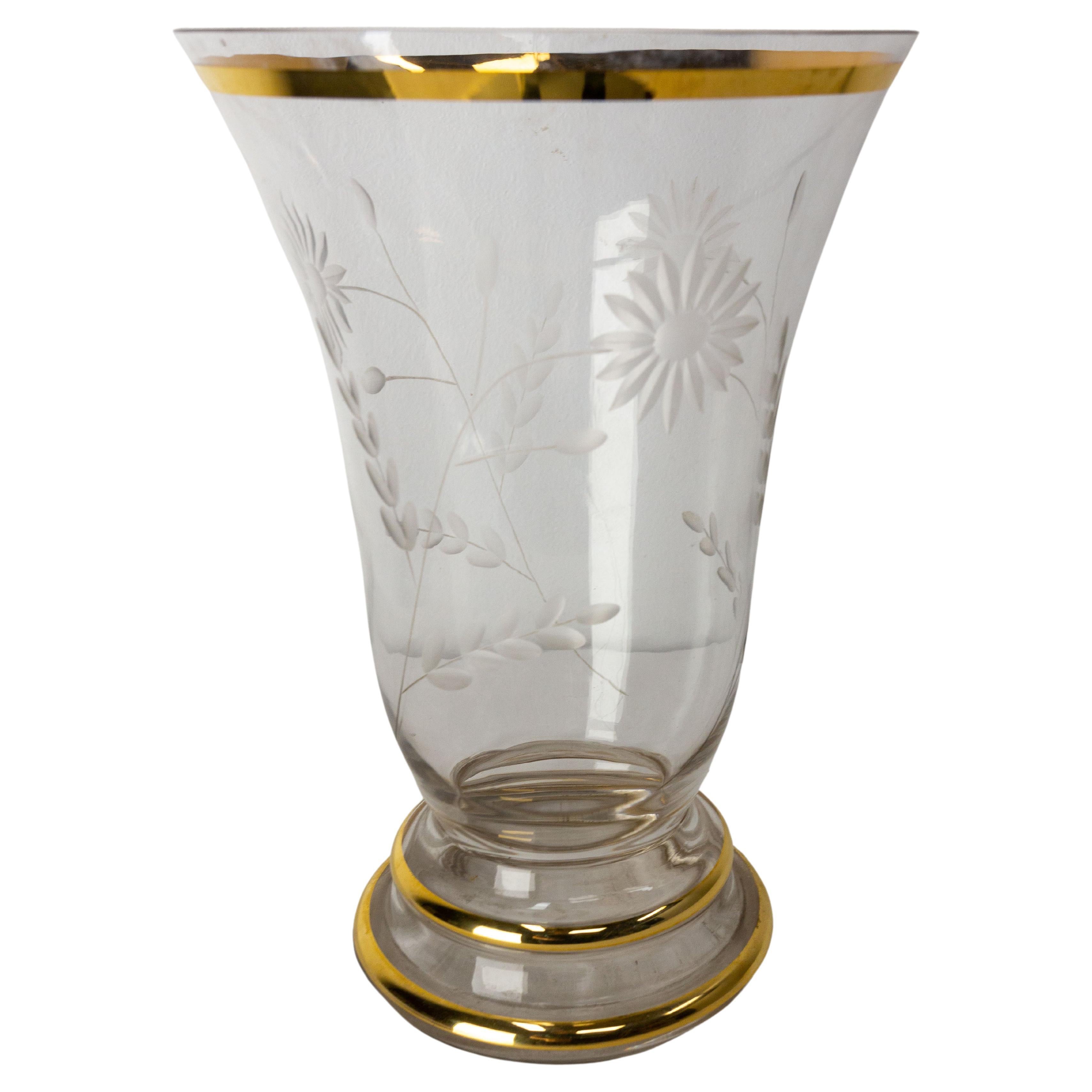 Vase français en verre à col et base dorés, fleurs gravées, vers 1960 en vente