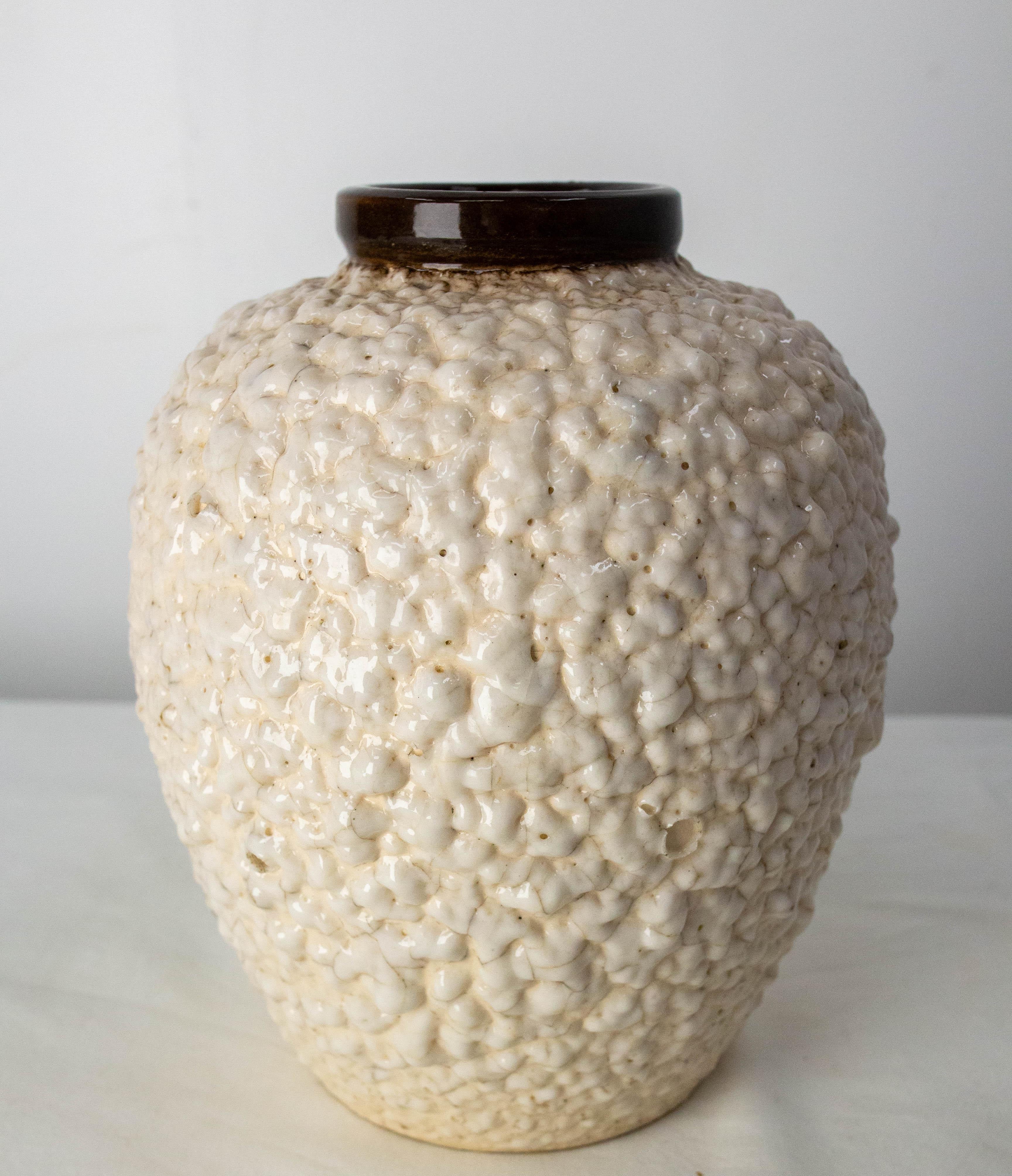 Ceramica francese con smalto croccante
Colletto marrone e email color pietra.
Si prega di notare che alcuni dei fermi smaltati sono rotti (vedere le foto).
Buono stato

Spedizione:
P 8 L 11 H 23 0,7 kg.