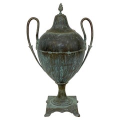 Urne ou vase en cuivre vert avec couvercle dans le style Classic