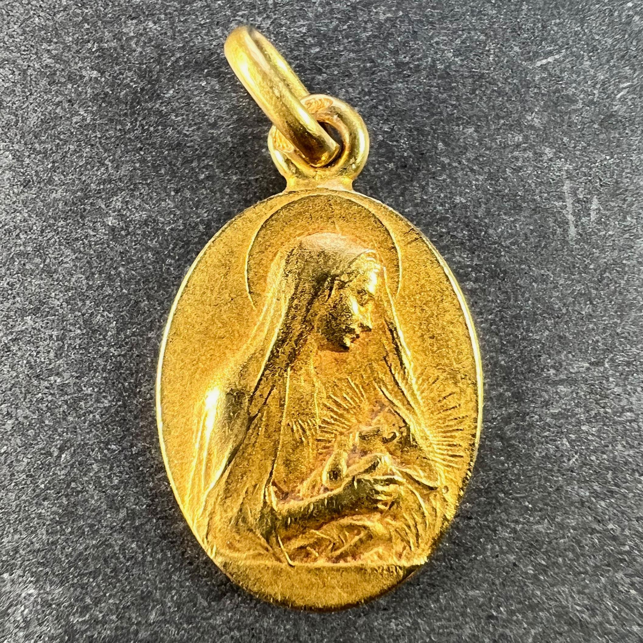 French Vern Madonna and Child 18K Yellow Gold Charm Pendant In Good Condition For Sale In London, GB