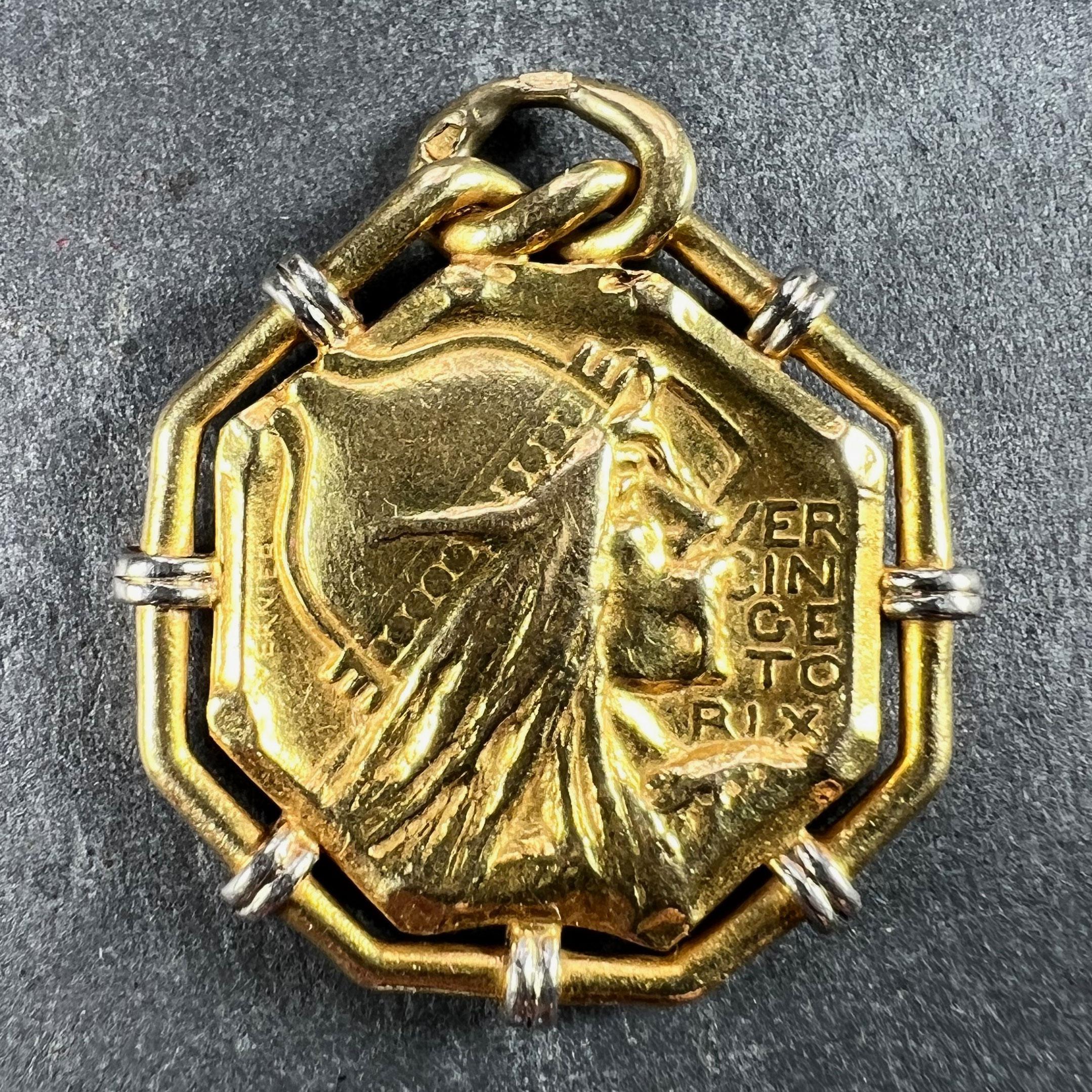 Un ciondolo francese in oro giallo 18 carati (18K) con dettagli in oro bianco sulla cornice che raffigura Vercingetorige il Gallo, su un lato, e uno spruzzo di foglie di quercia sull'altro. Firmato Vernier. Timbrato con il marchio del gufo per l'oro