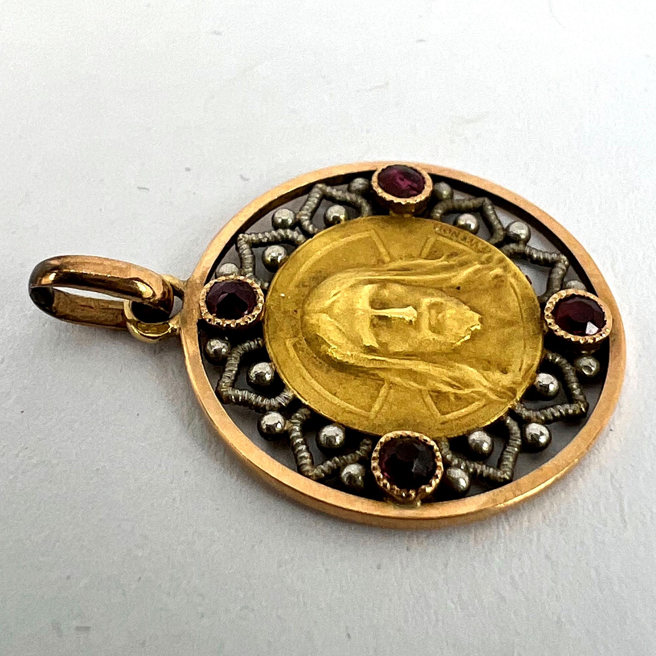 Colgante Medalla con Encanto de Rubí en Oro Amarillo de 18 quilates French Vernon Jesus Christ en venta 10