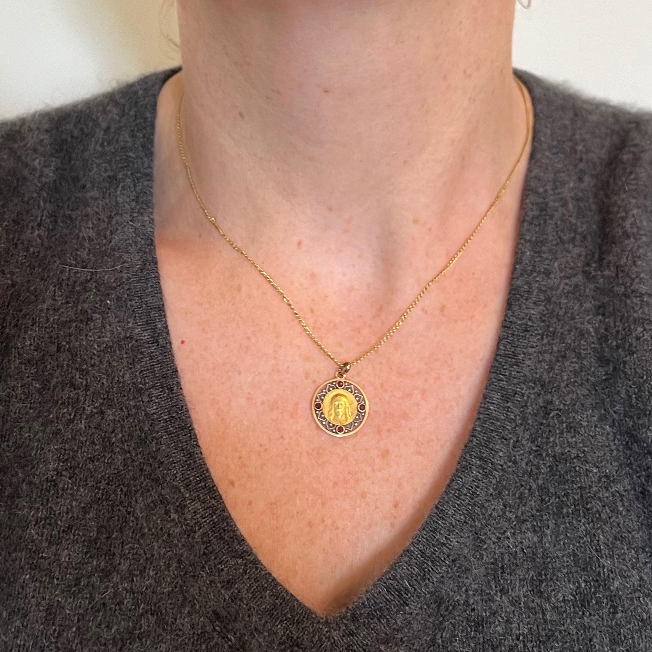 Colgante Medalla con Encanto de Rubí en Oro Amarillo de 18 quilates French Vernon Jesus Christ en Bueno estado para la venta en London, GB