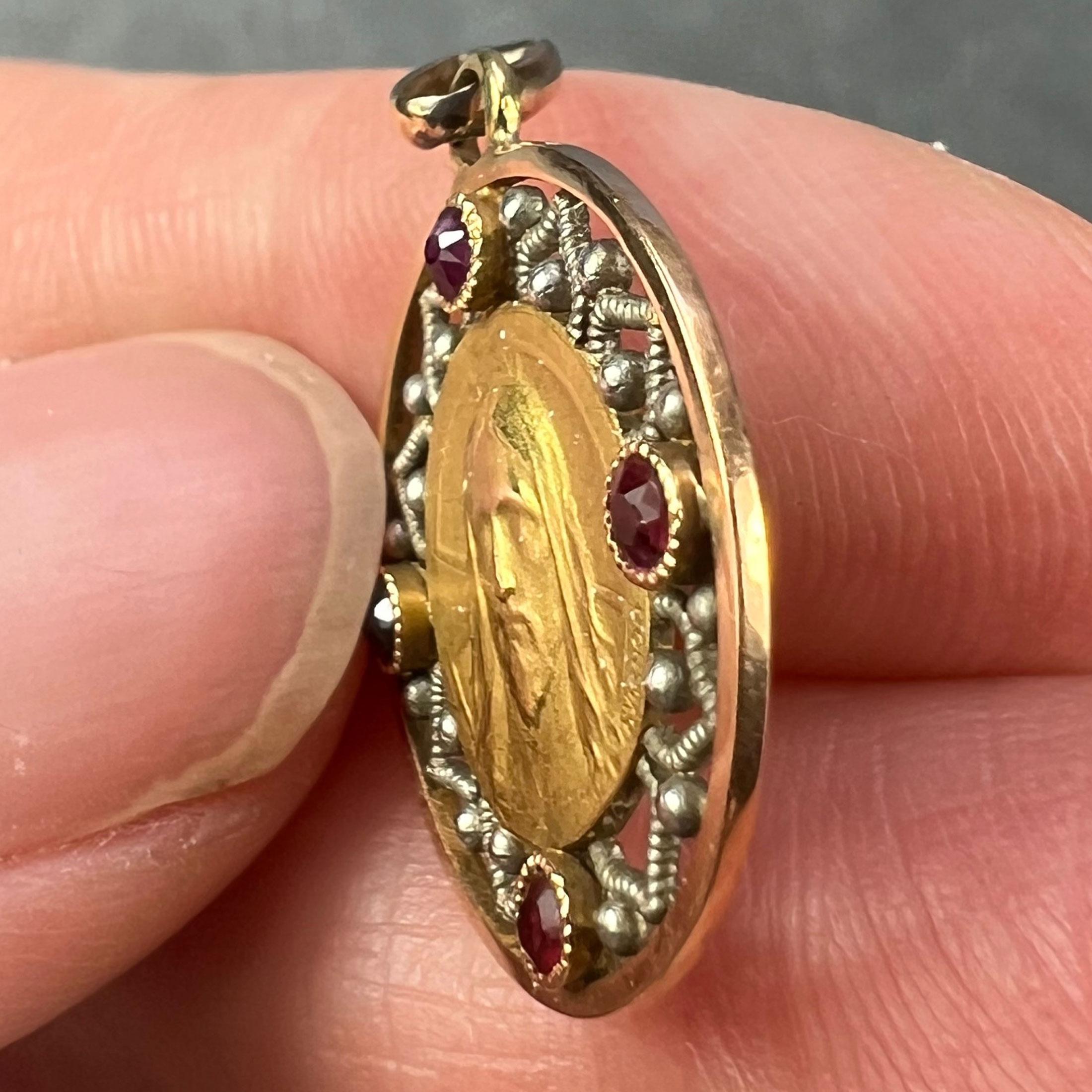 Colgante Medalla con Encanto de Rubí en Oro Amarillo de 18 quilates French Vernon Jesus Christ en venta 2