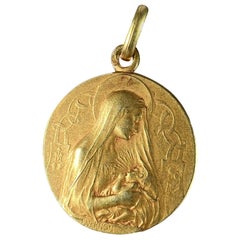 Colgante de medalla de oro amarillo de 18 quilates de la Virgen y el Niño del Sagrado Corazón de French Vernon