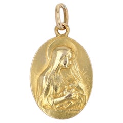 Médaille française en or jaune 18 carats signée Vernon représentant une Vierge et un enfant
