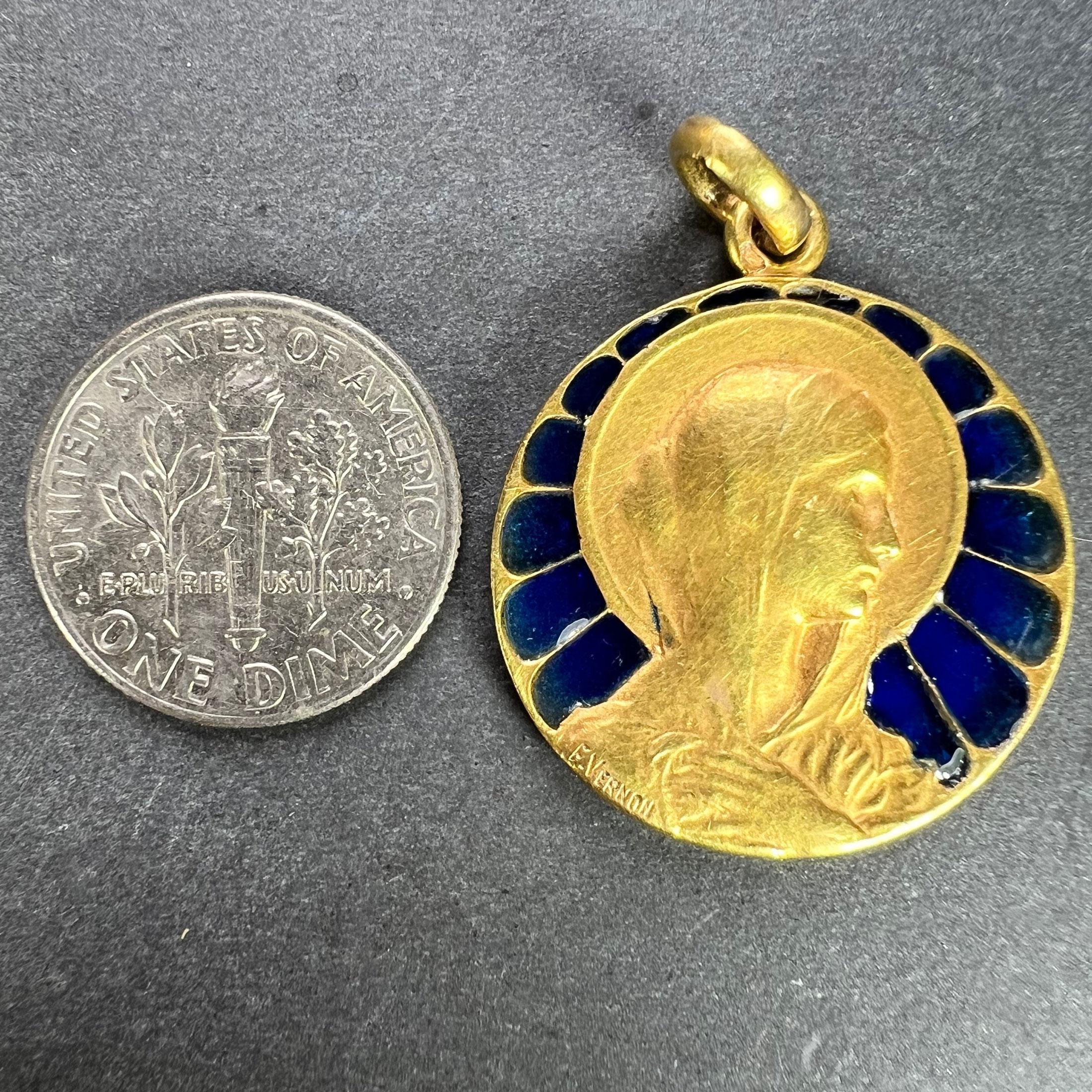 Colgante de oro amarillo de 18 quilates con esmalte French Vernon Virgin Mary Plique A Jour en venta 10