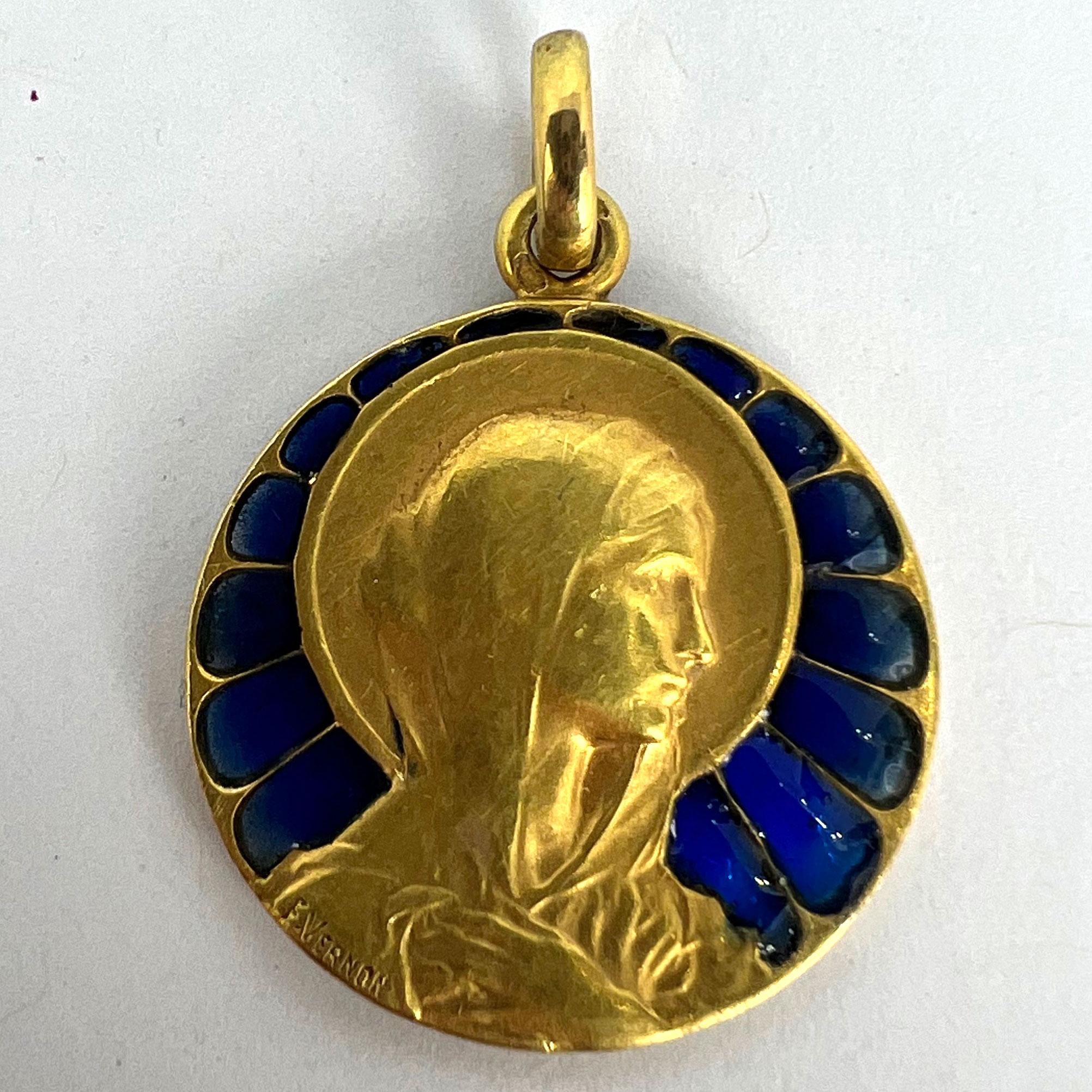 Colgante de oro amarillo de 18 quilates con esmalte French Vernon Virgin Mary Plique A Jour en venta 11