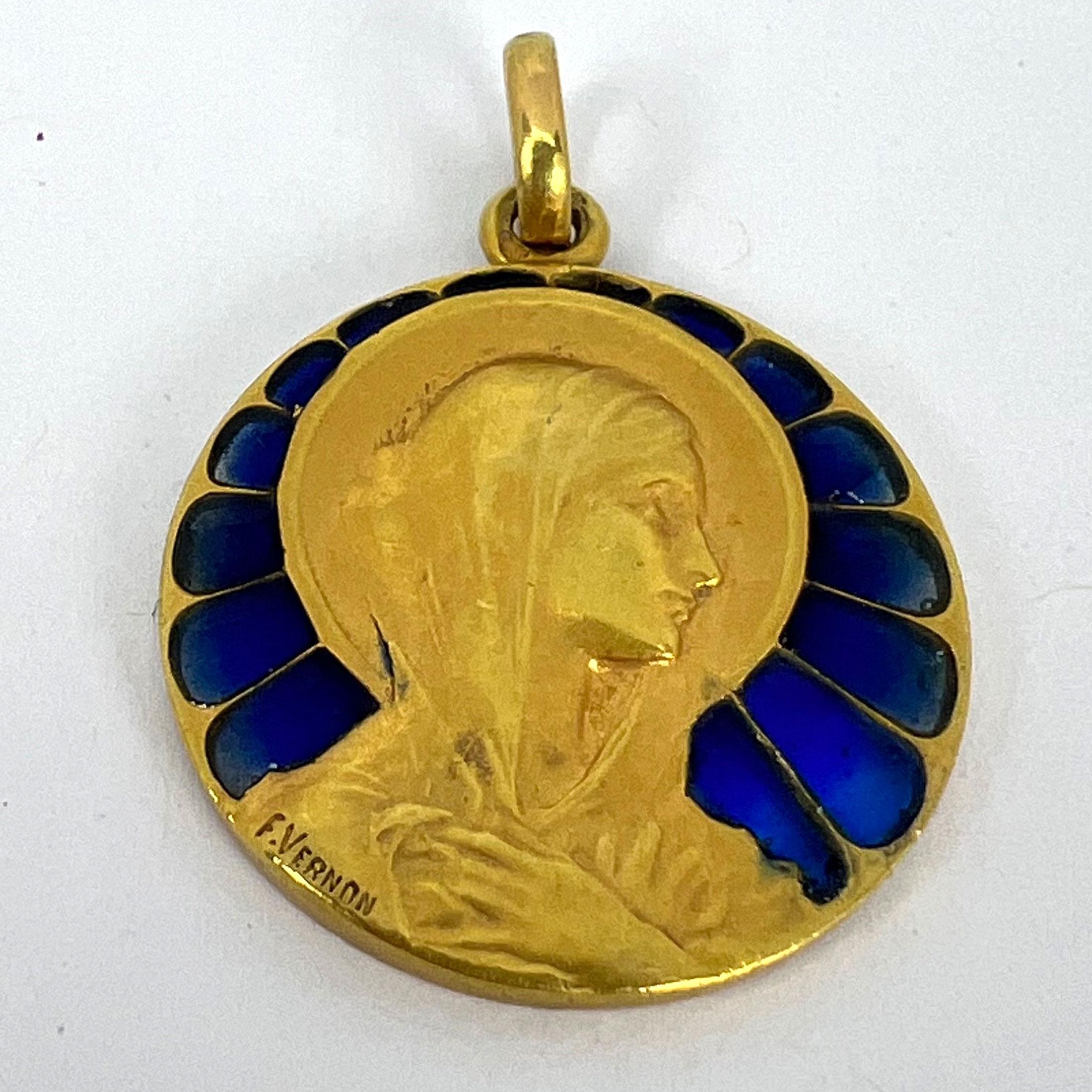 Colgante de oro amarillo de 18 quilates con esmalte French Vernon Virgin Mary Plique A Jour en venta 12