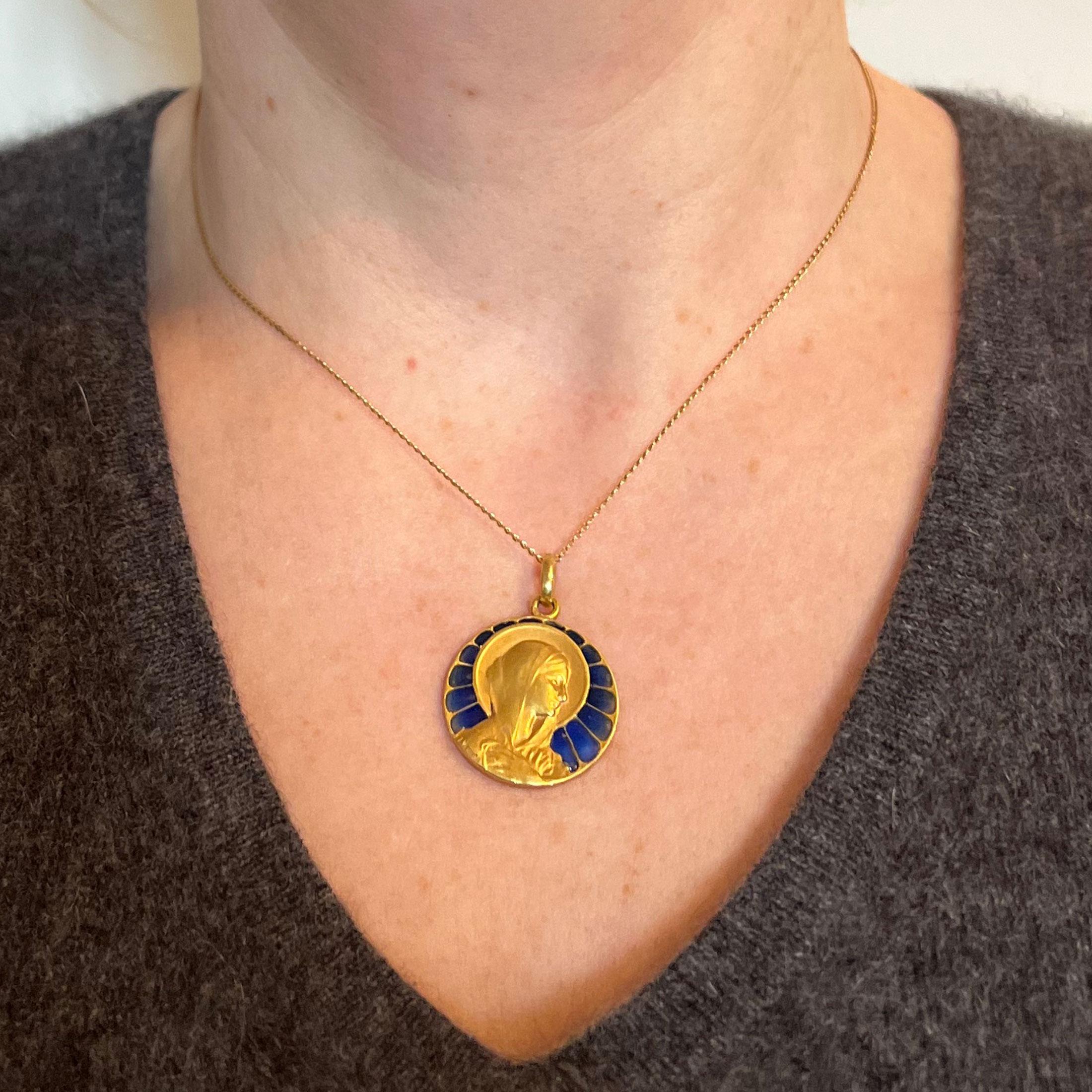Colgante de oro amarillo de 18 quilates con esmalte French Vernon Virgin Mary Plique A Jour en venta 3