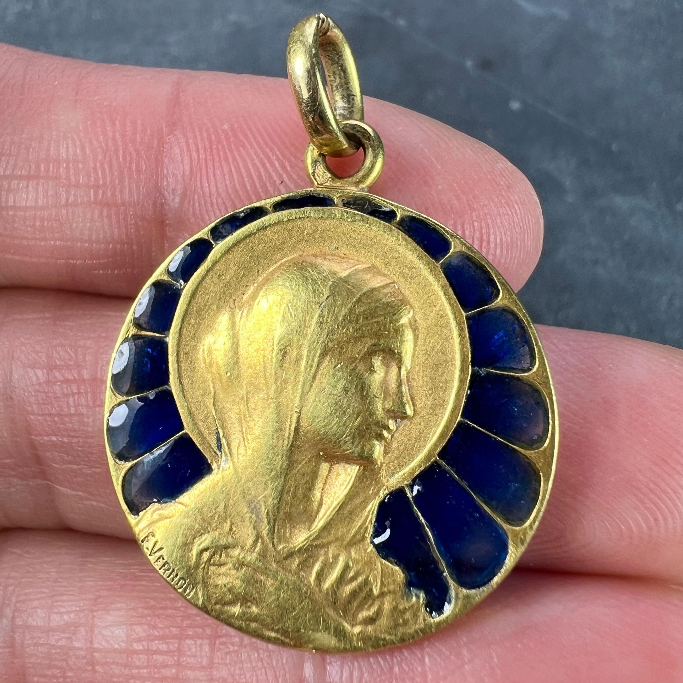 Colgante de oro amarillo de 18 quilates con esmalte French Vernon Virgin Mary Plique A Jour en venta 4
