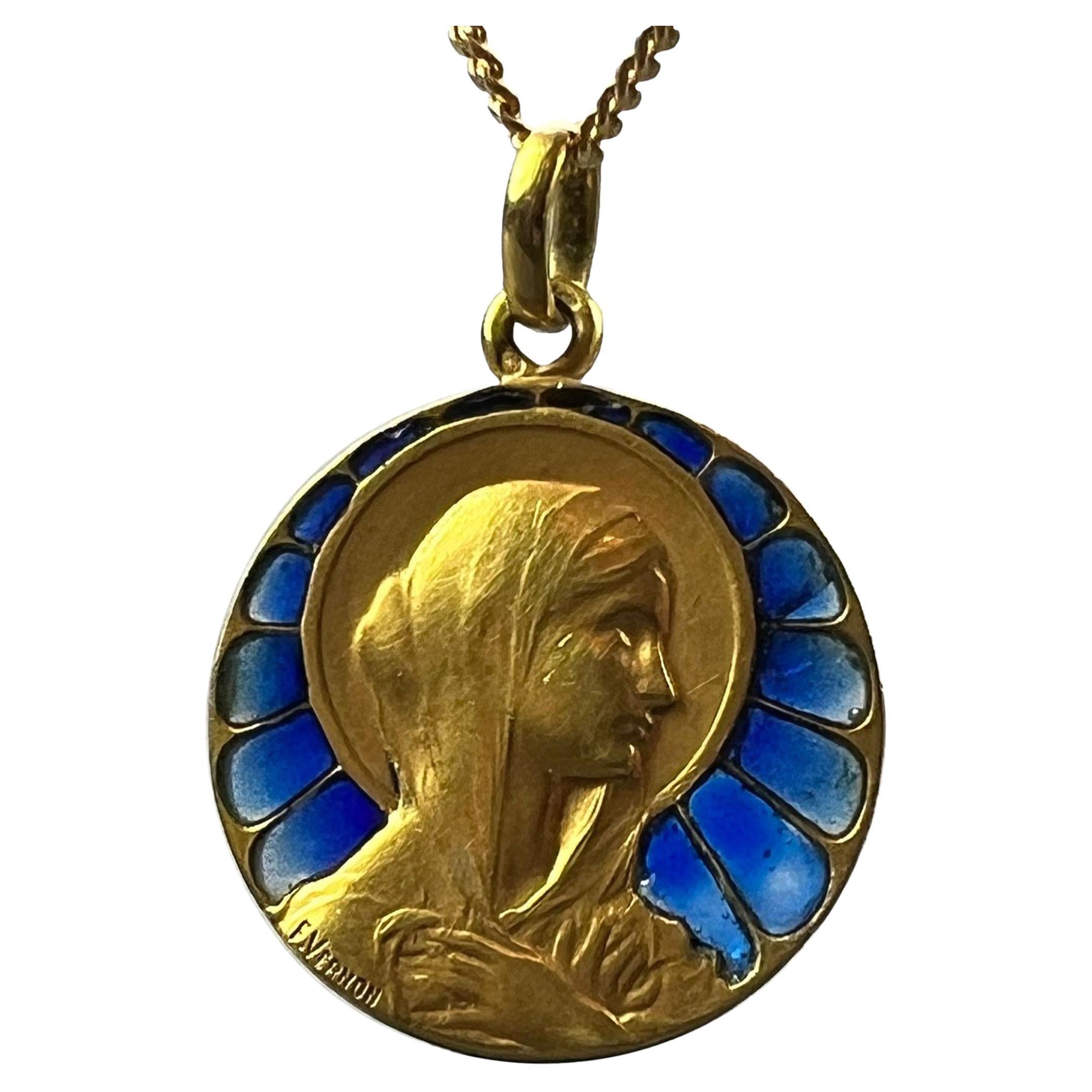 Colgante de oro amarillo de 18 quilates con esmalte French Vernon Virgin Mary Plique A Jour en venta