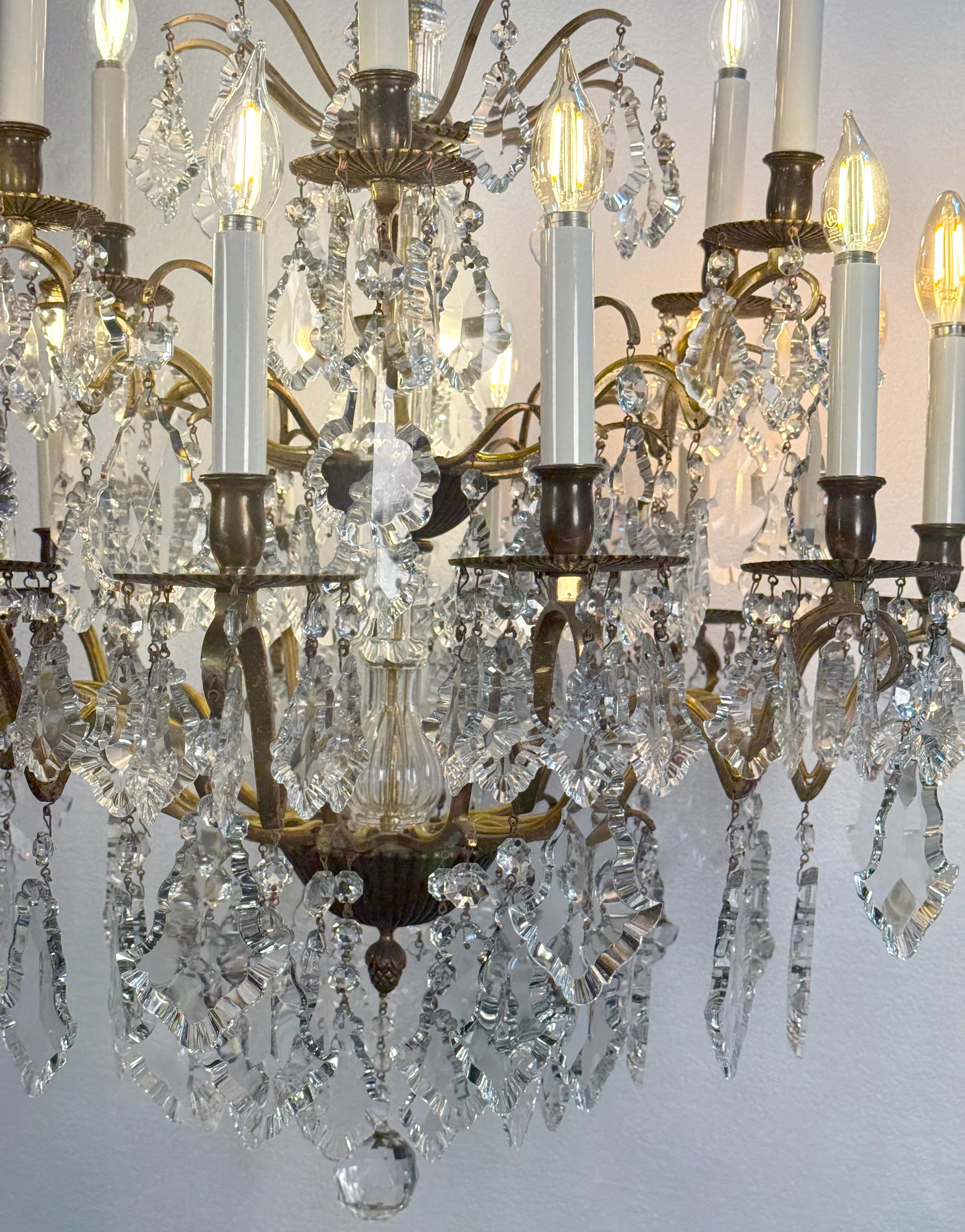 Lampadario francese Versailles a 2 livelli e 18 luci in cristallo in vendita 9