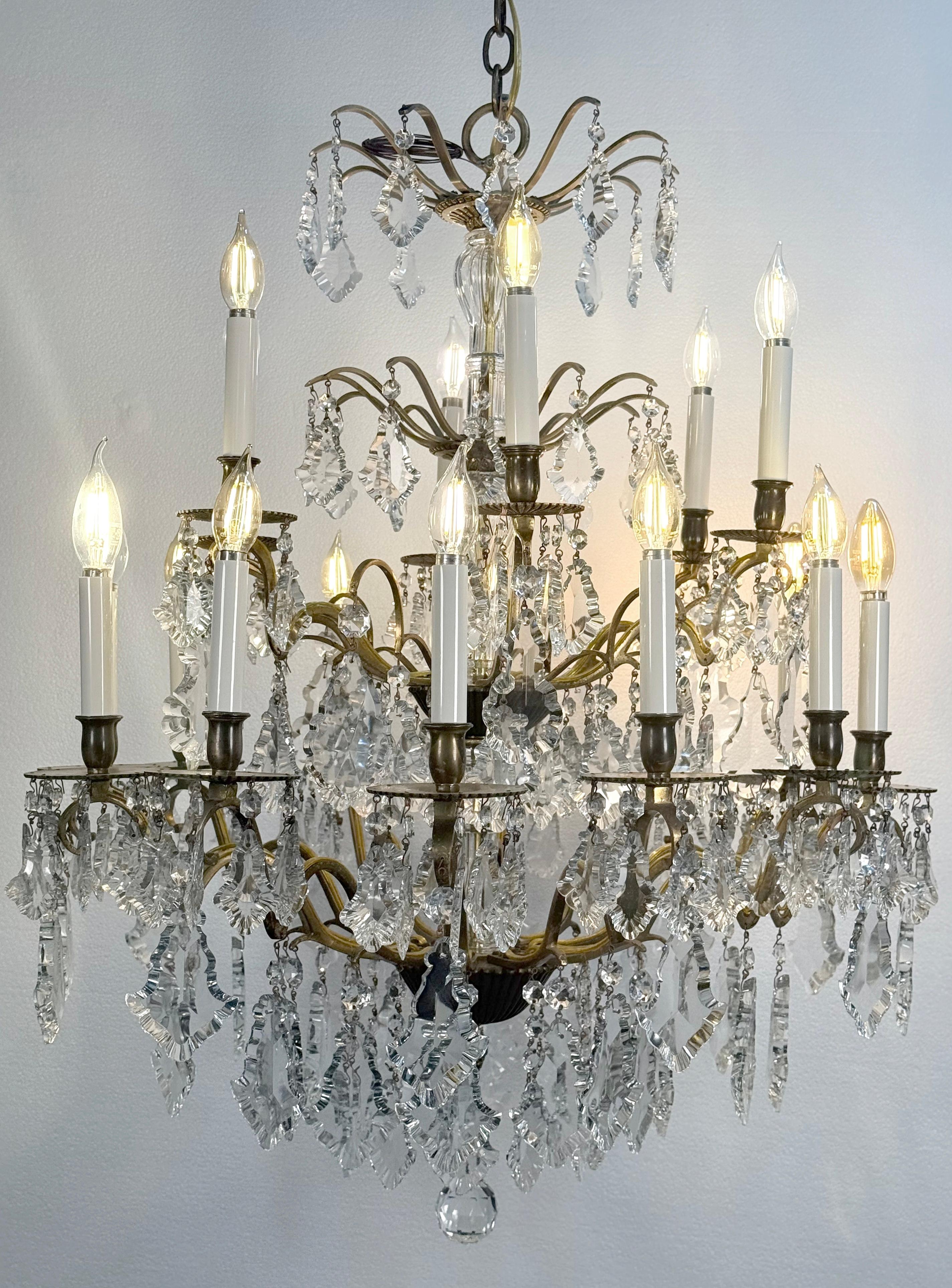 Lampadario francese Versailles a 2 livelli e 18 luci in cristallo In condizioni buone in vendita a New York, NY