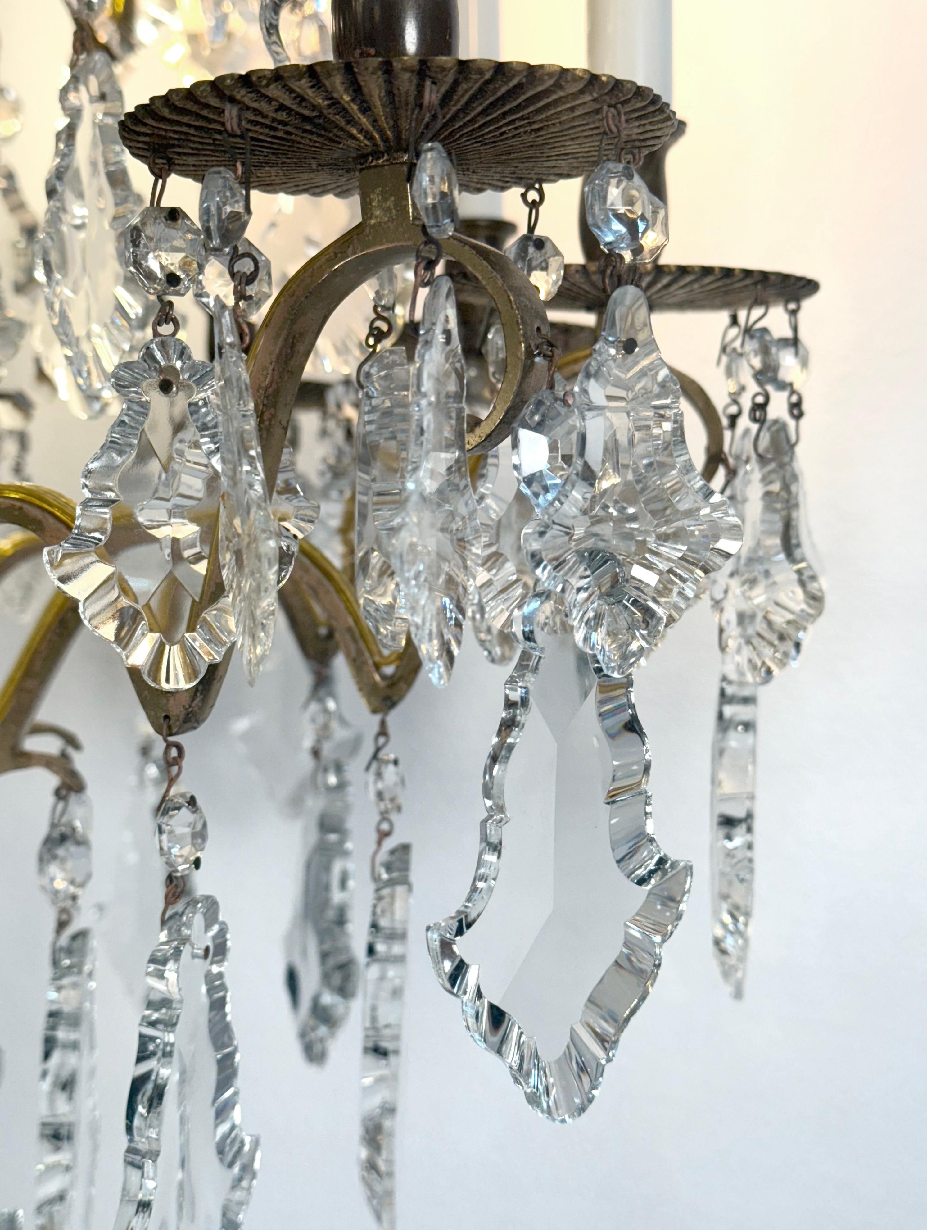 Ottone Lampadario francese Versailles a 2 livelli e 18 luci in cristallo in vendita