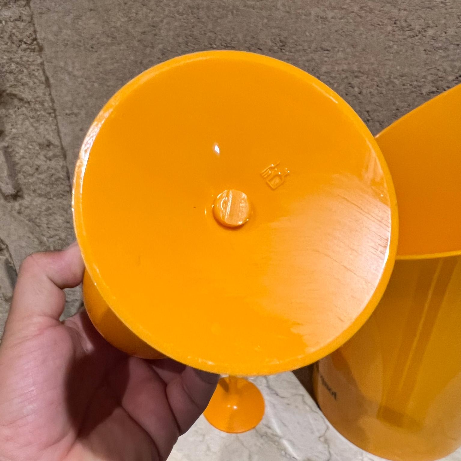 Französisches Veuve Clicquot Orange Champagner-Eiskübel-Set aus vier Glas
Vier Wein-Champagner-Flötengläser und Eiskübel Acryl-Set
Eimer 15,25 H x 10 T x 8,5 B
Glas 8,5 h t x 2,5 Durchmesser
Vintage aus Vorbesitz
Sehen Sie sich bitte die Bilder an