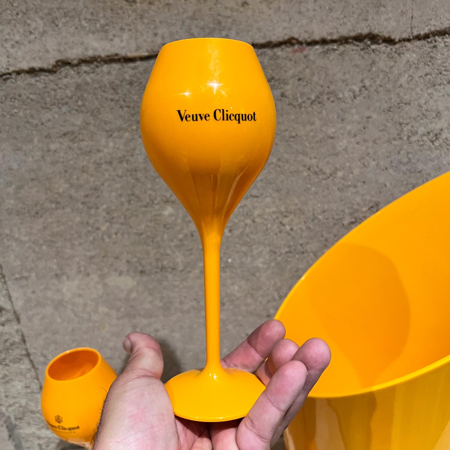 Französisches Veuve Clicquot Orange Champagner-Eiskübel-Set aus vier Glas im Zustand „Gut“ im Angebot in Chula Vista, CA