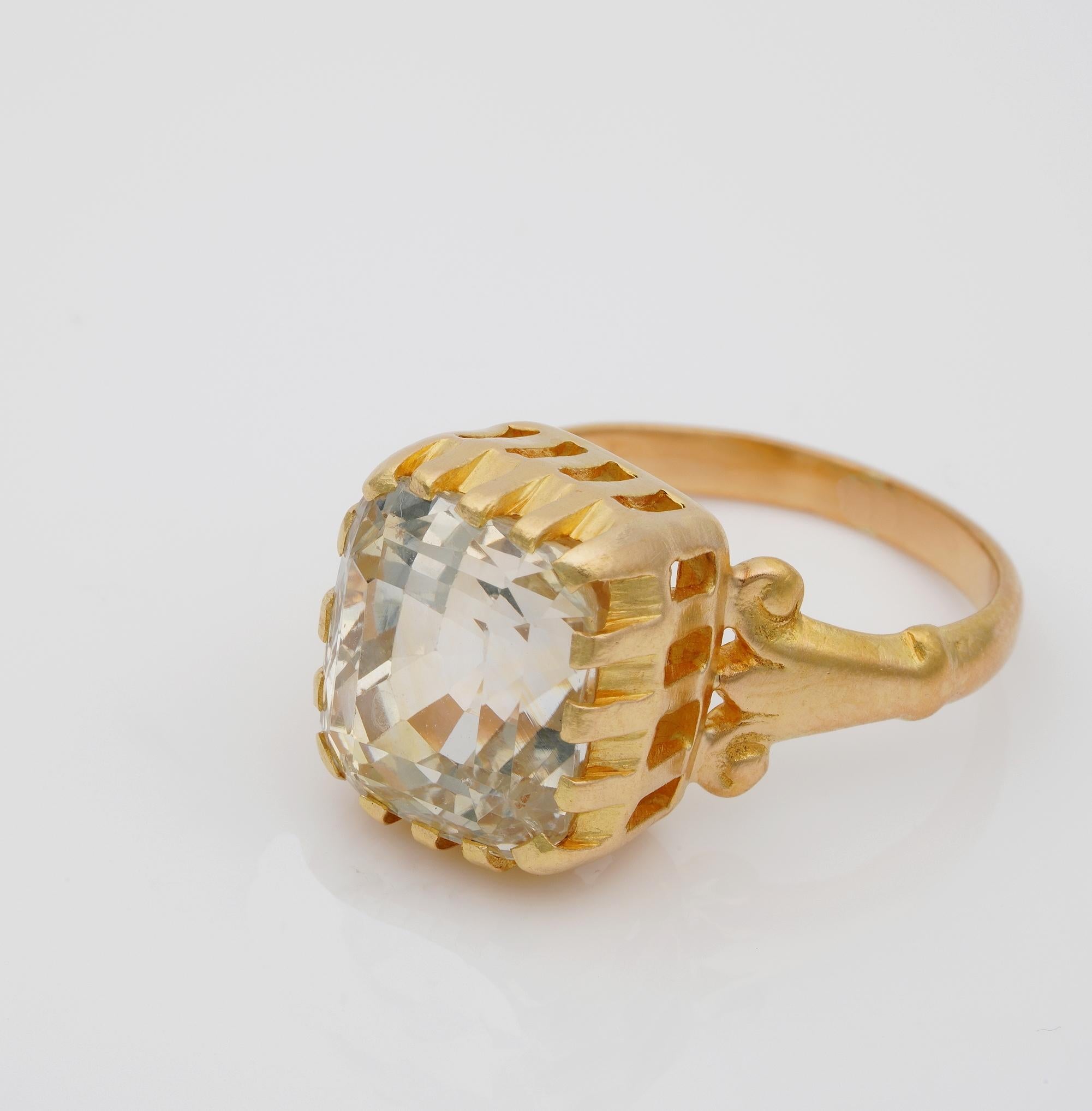 French Victorian 11.42 ct Natural Unheated Yellow Ceylon Sapphire Cert. Solitair In Good Condition For Sale In Napoli, IT