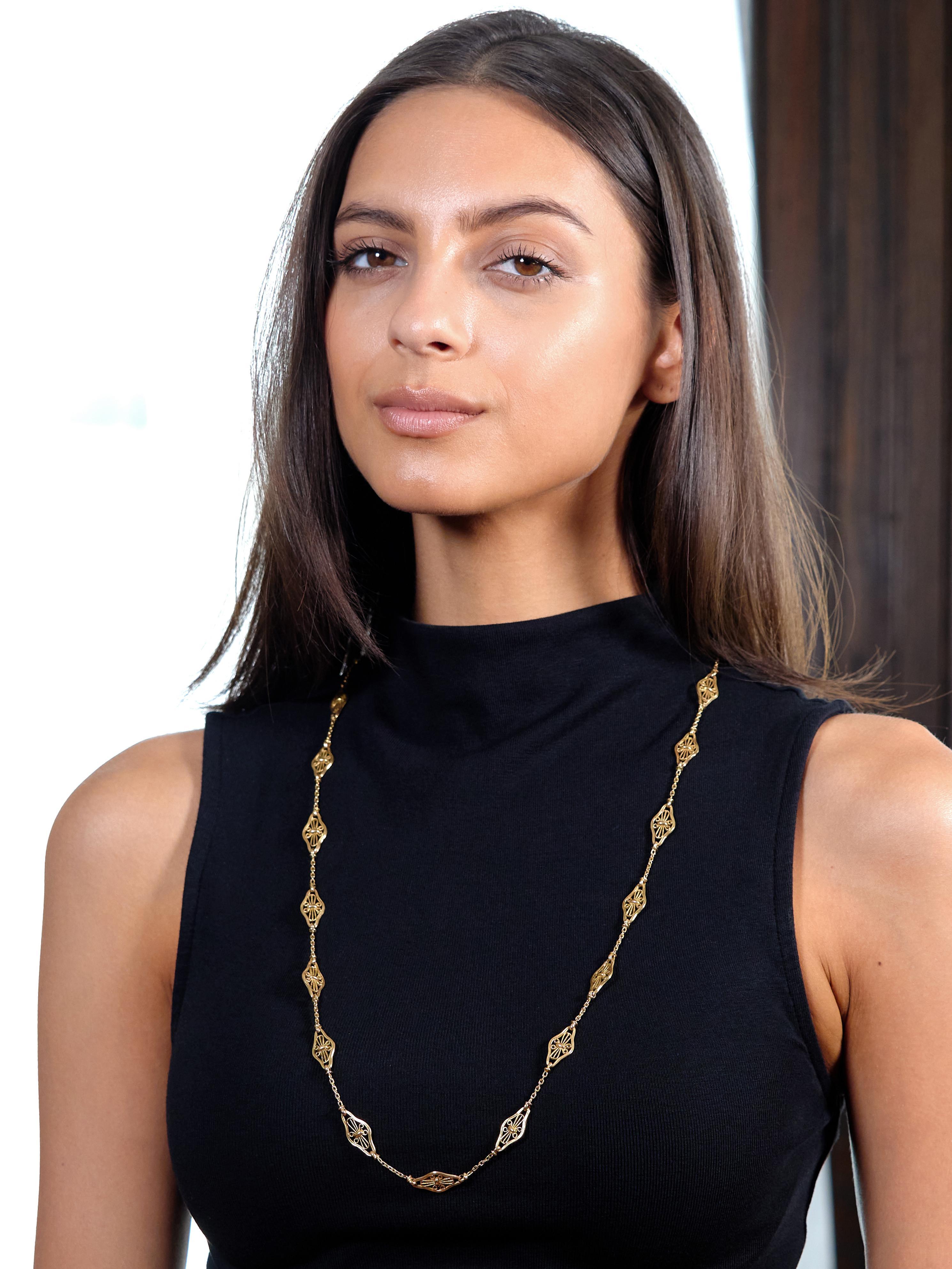 Collana vittoriana francese in filigrana d'oro 18 carati Navette lunga 30 1/2 IN con catena antica in vendita 4