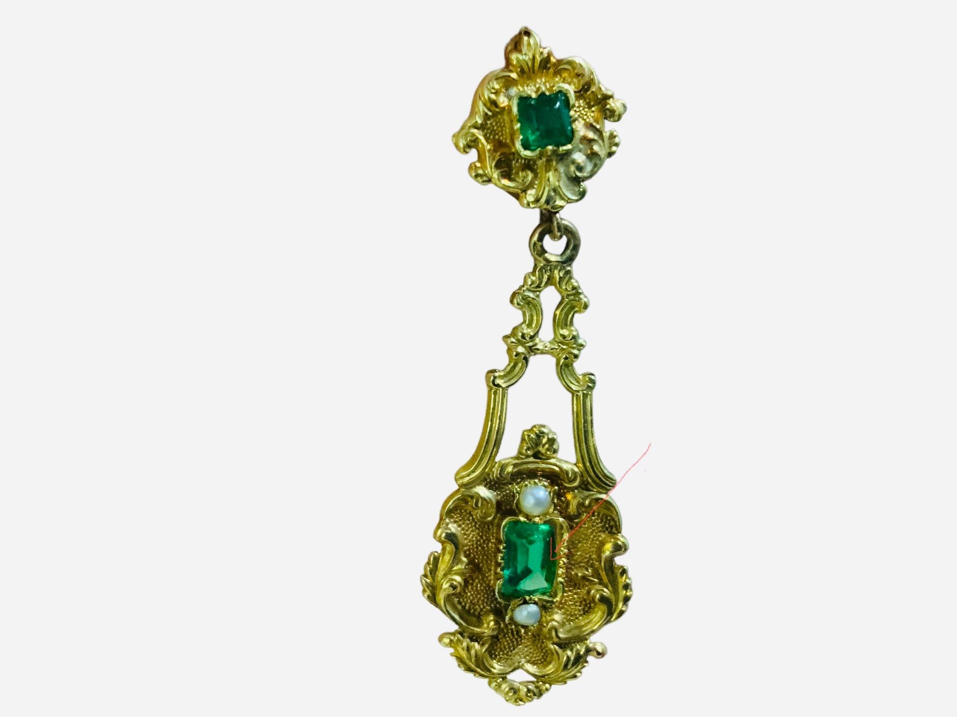 Französisch viktorianischen 18K Gold grünes Glas Paar Tropfen Ohrringe  im Angebot 1