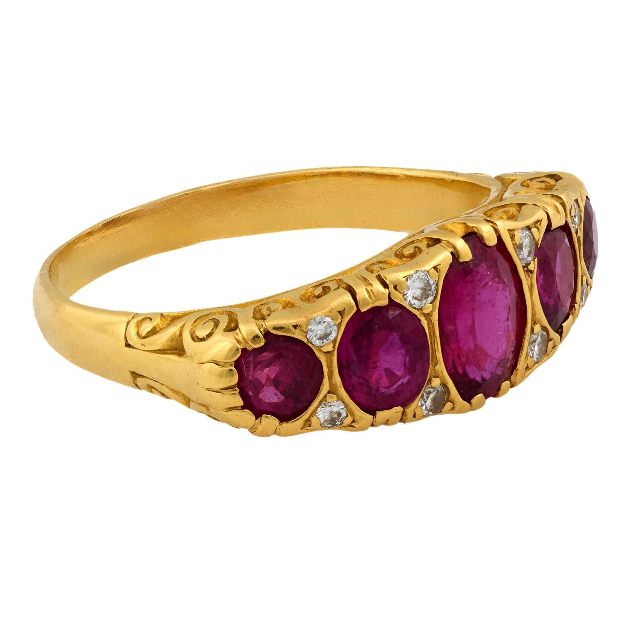 Questo antico anello vittoriano risplende di colori ricchi e di un'eleganza senza tempo, mettendo in mostra cinque rubini dal taglio ovale per un totale di circa 2,20 carati. Incastonate in un luminoso oro giallo 18 carati, le pietre vibranti sono