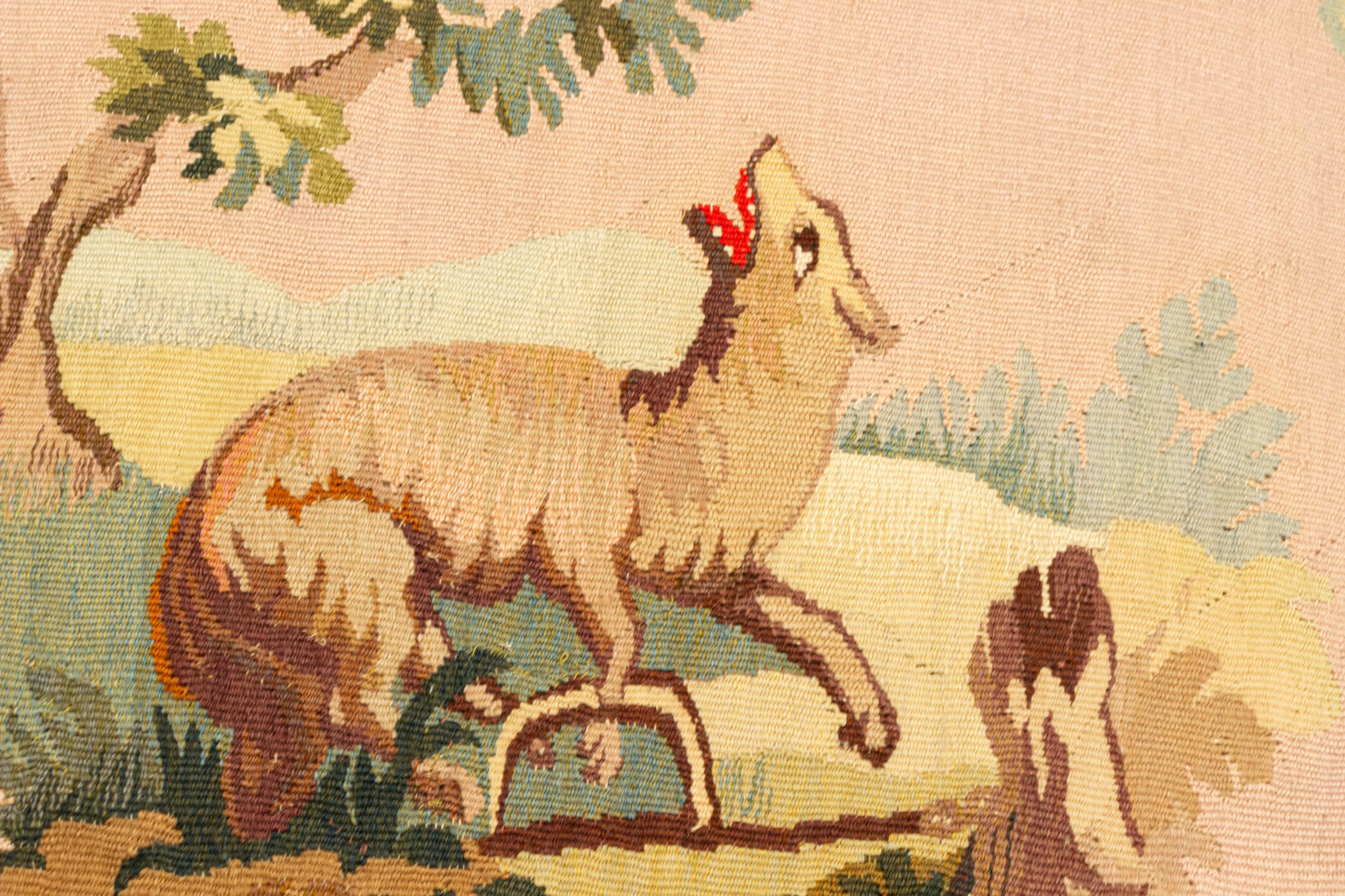 Ovales französisch-viktorianisches Aubusson-Kissen mit der Darstellung eines Wolfs in einer Landschaft mit Blumenbordüre.
 