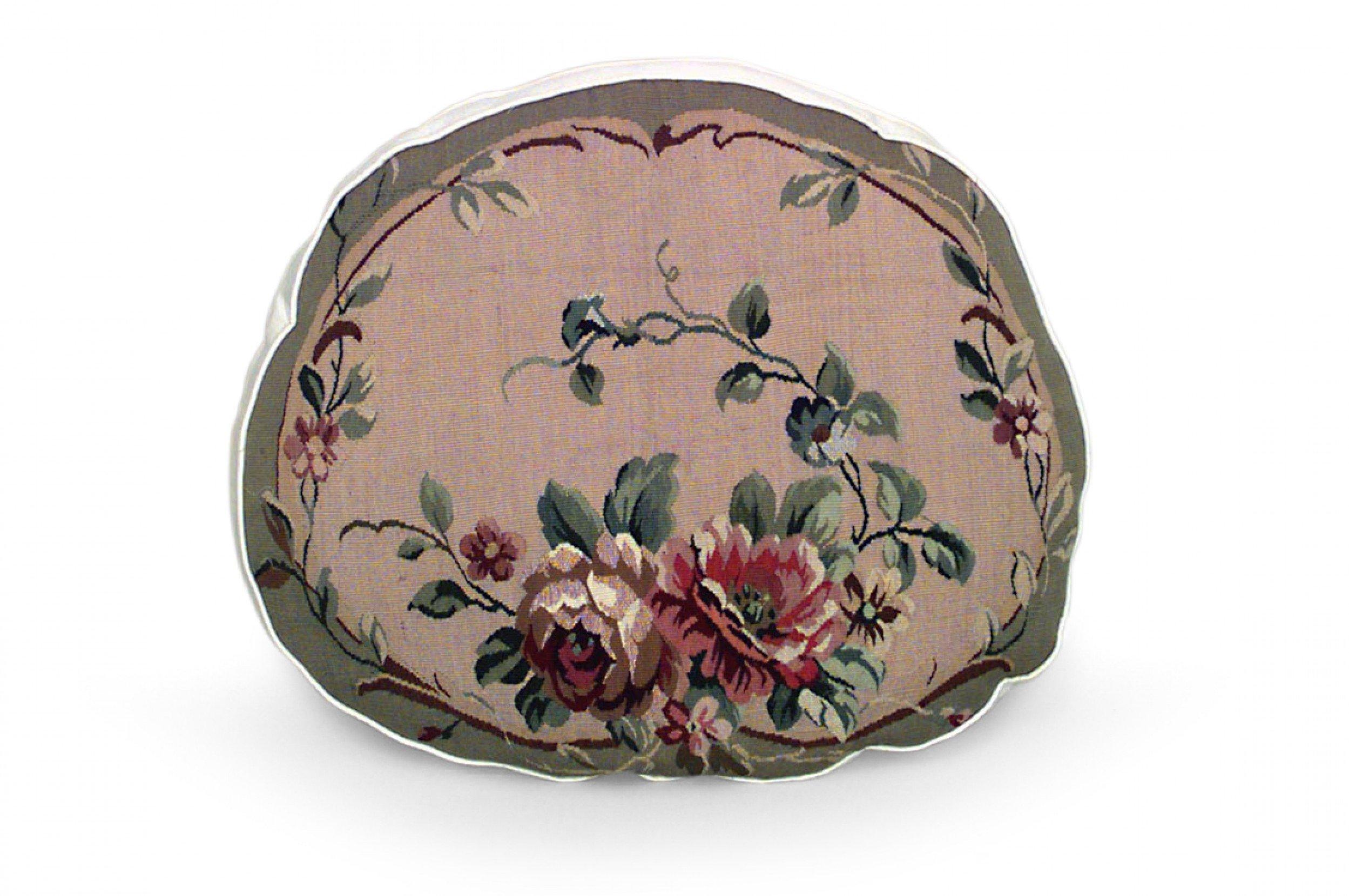 Cojín de Aubusson victoriano francés de forma ovalada con borde verde y fondo beige con diseño floral.
 