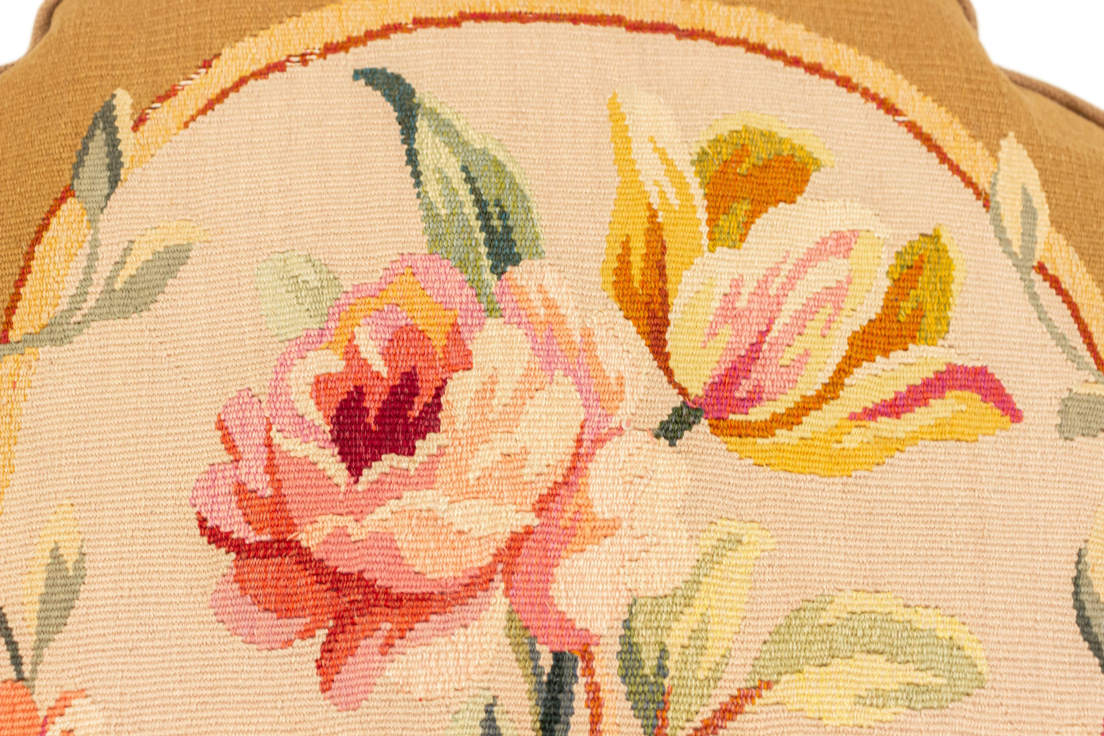 Französisches, viktorianisches, ovales Aubusson-Kissen mit hellbraunem Rand und beigem Hintergrund und rosa Blumenmuster.
 
