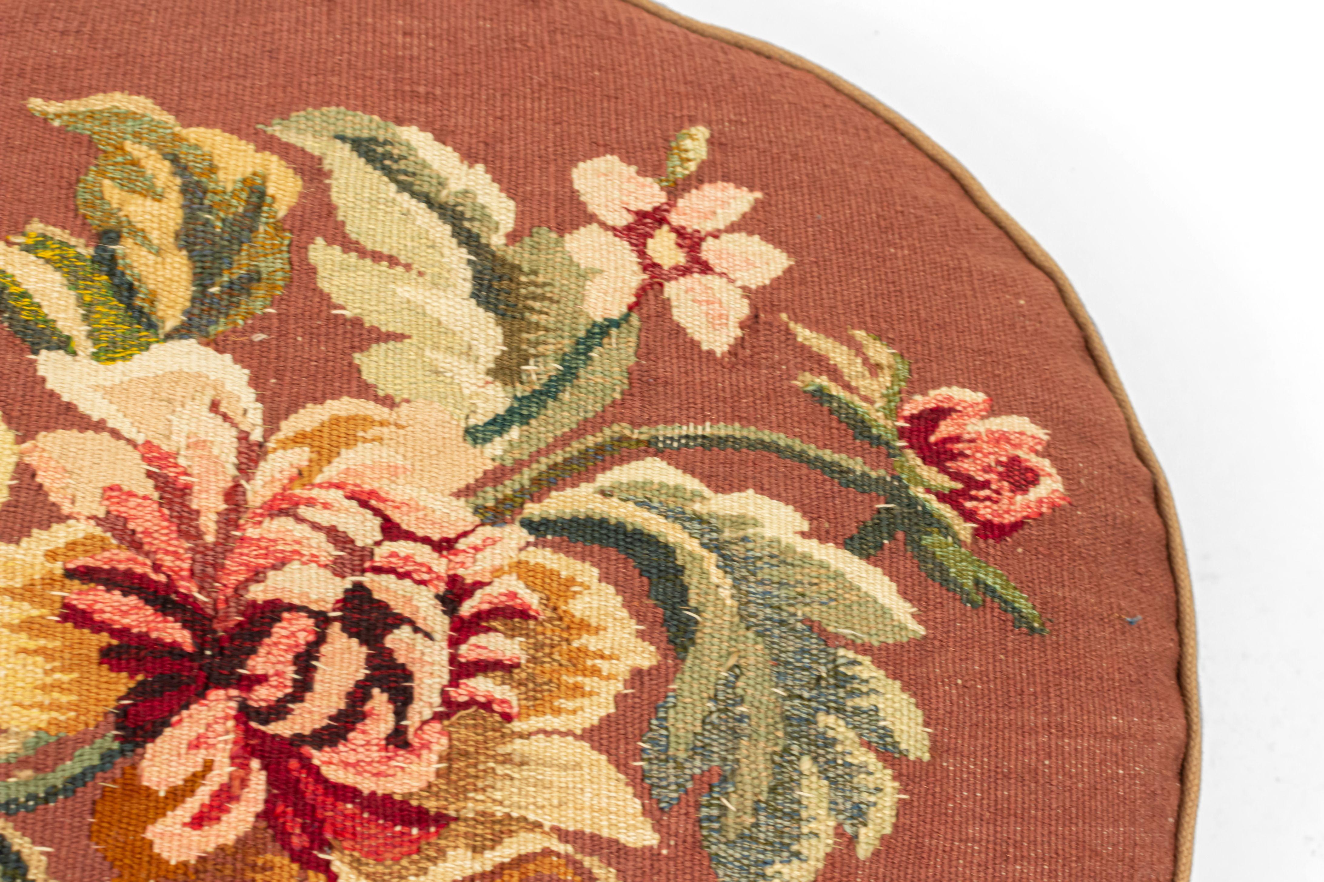 Francese Cuscino Aubusson francese vittoriano con disegno floreale in vendita