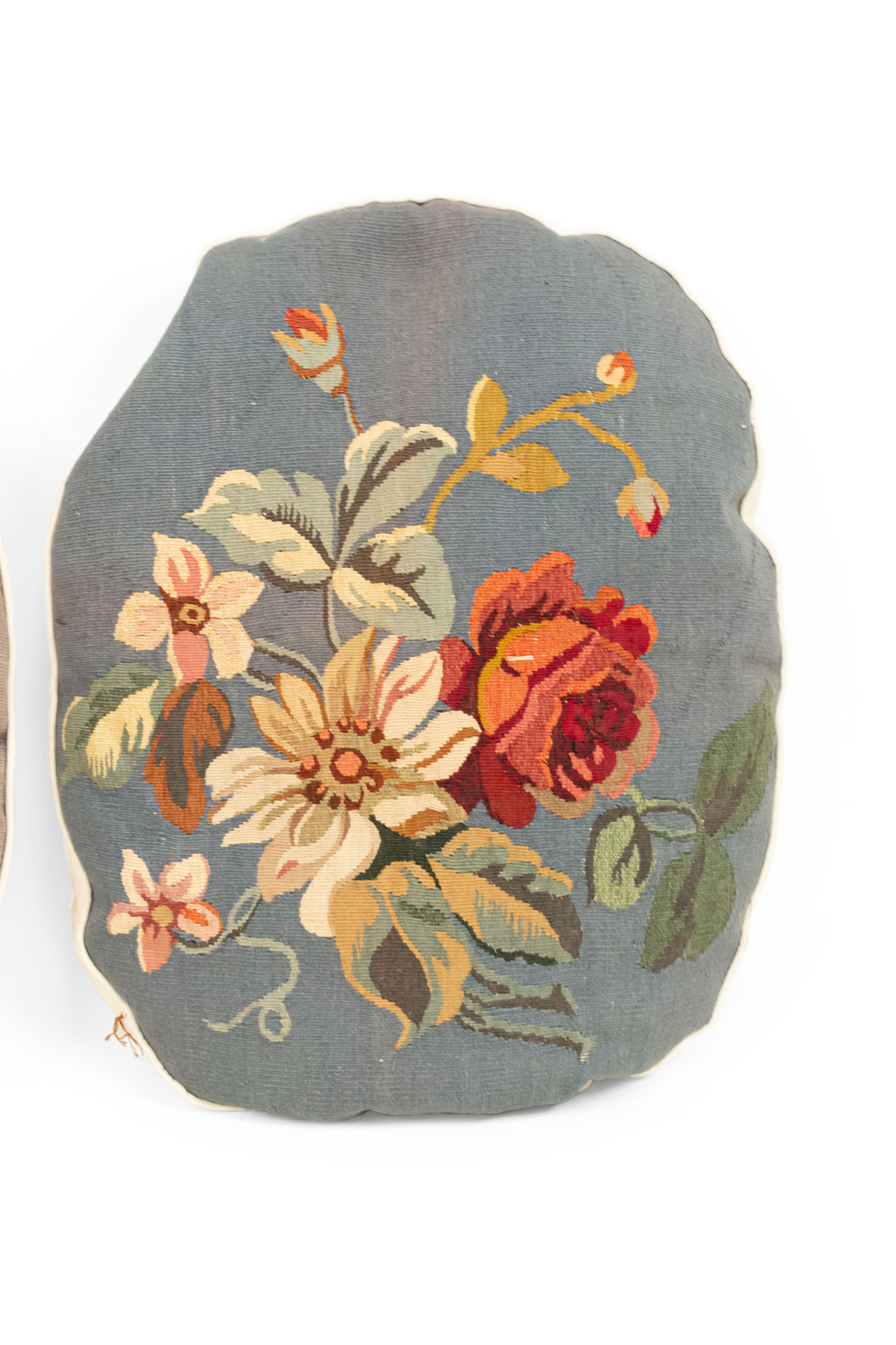 Französisches, viktorianisches, ovales Aubusson-Kissen mit blauem Hintergrund und floralem Design (2 Stück).
 