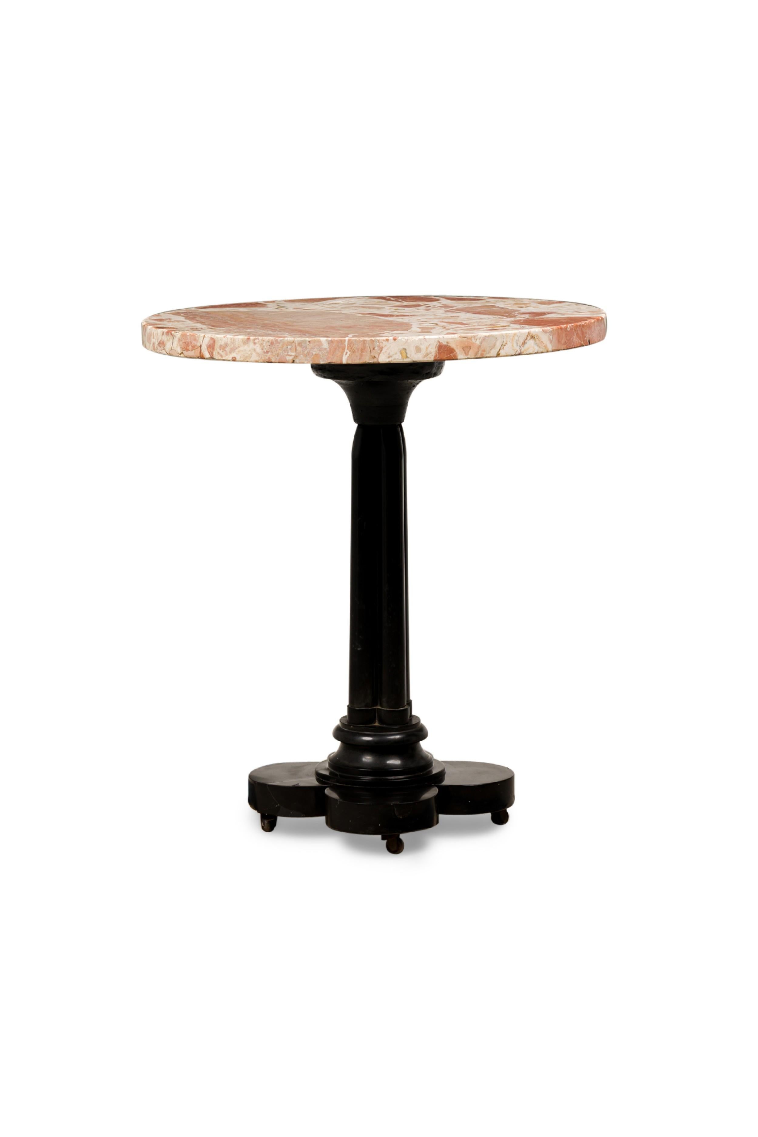 Mesa auxiliar victoriana francesa con un pedestal de mármol negro de 4 columnas sobre una base de hoja de trébol (con ruedas) que sostiene una tapa redonda de mármol estriado marrón y blanco

Estado: Bueno; Desgaste acorde con la edad y el uso
