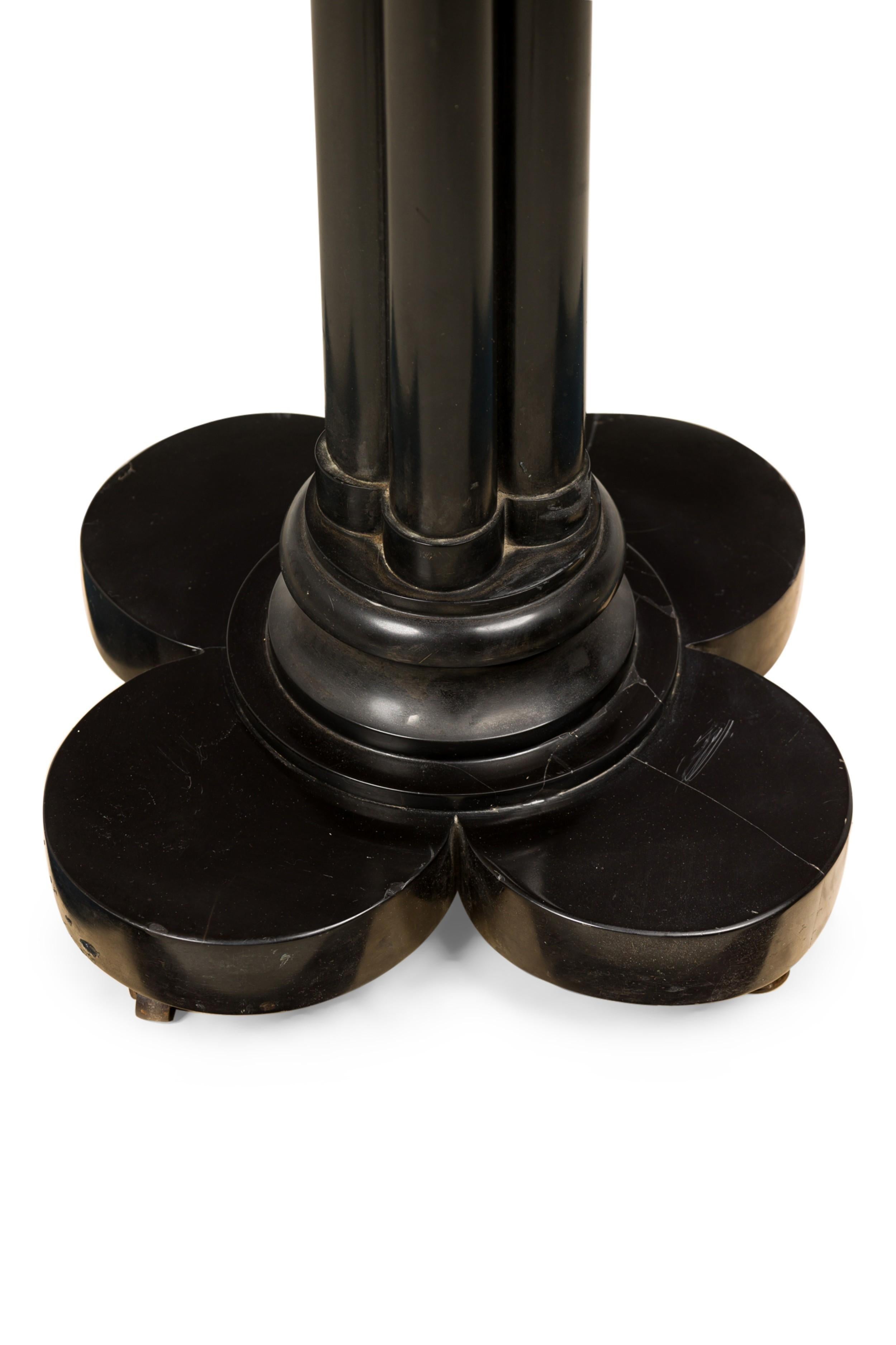 Mesa auxiliar Victoriana Francesa Floral de Mármol Negro en Bueno estado para la venta en Queens, NY