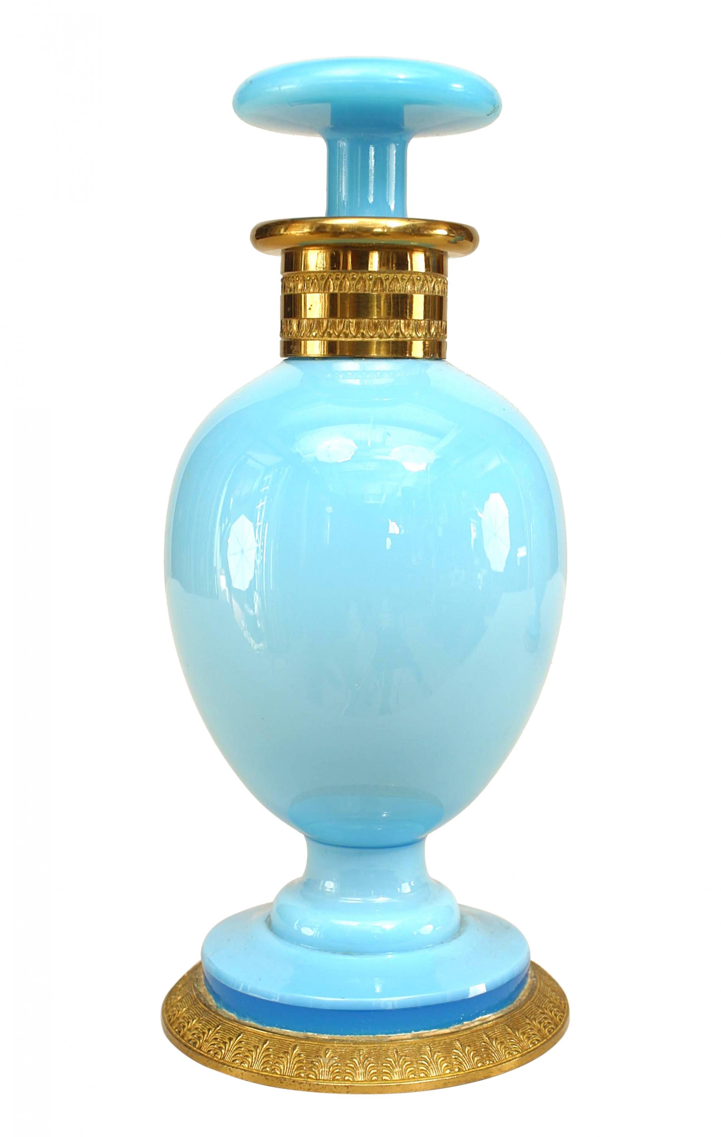 Vittoriano Bottiglie per profumo in French Opaline blu vittoriane in vendita