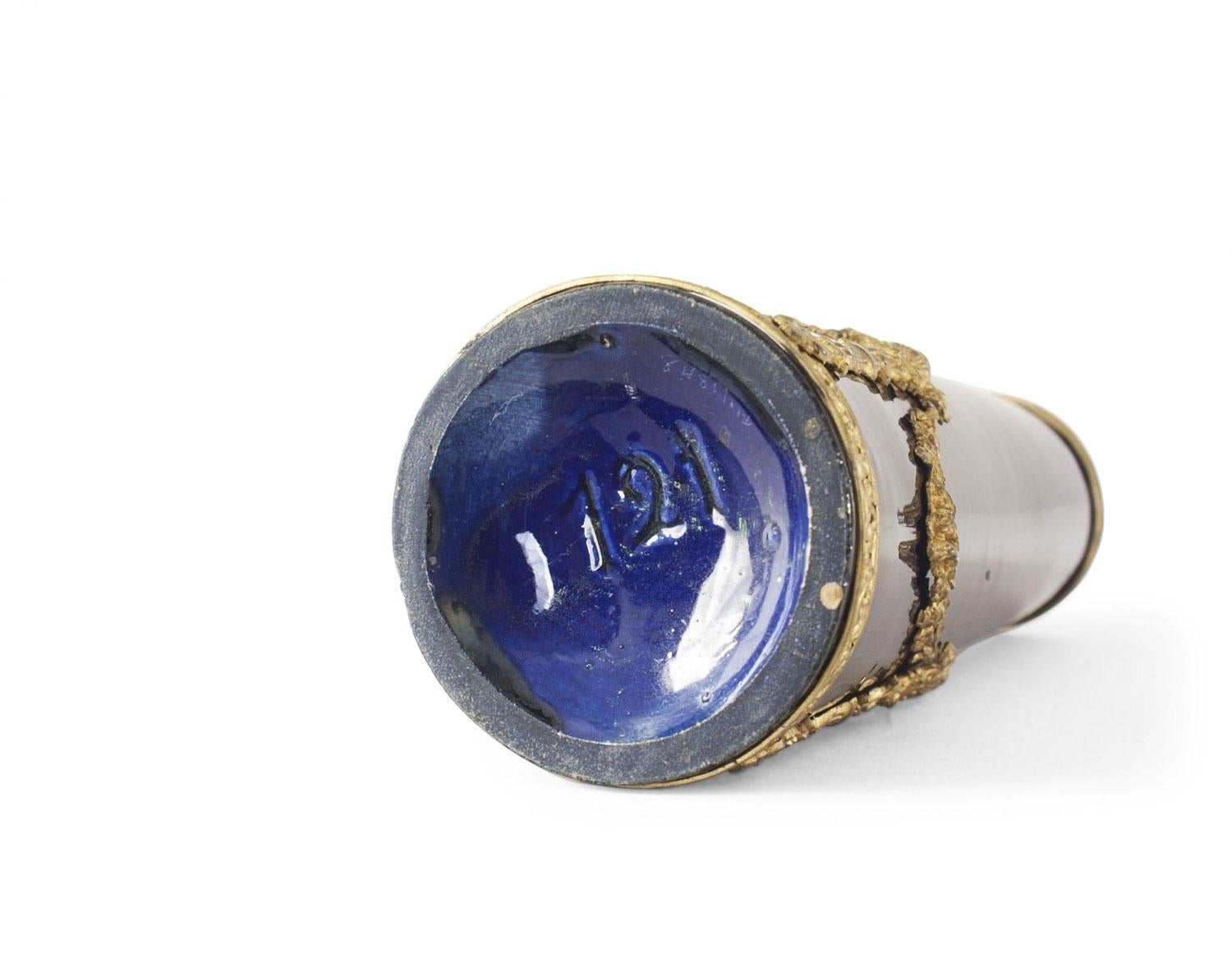 Vaso vittoriano francese in porcellana blu cobalto con festoni in bronzo dorato