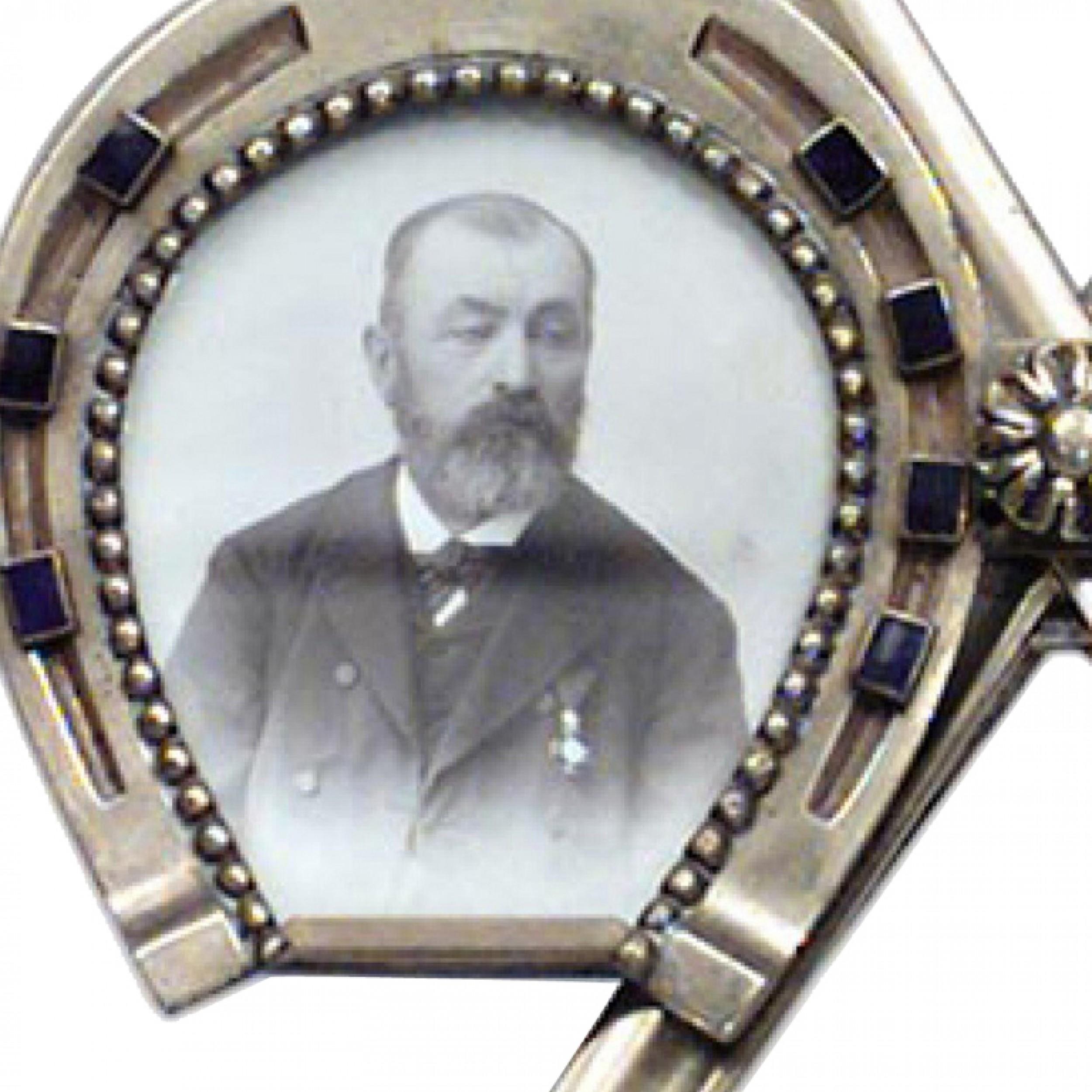 19th Century French Victorian Brass Horseshoe Picture Frame For Sale