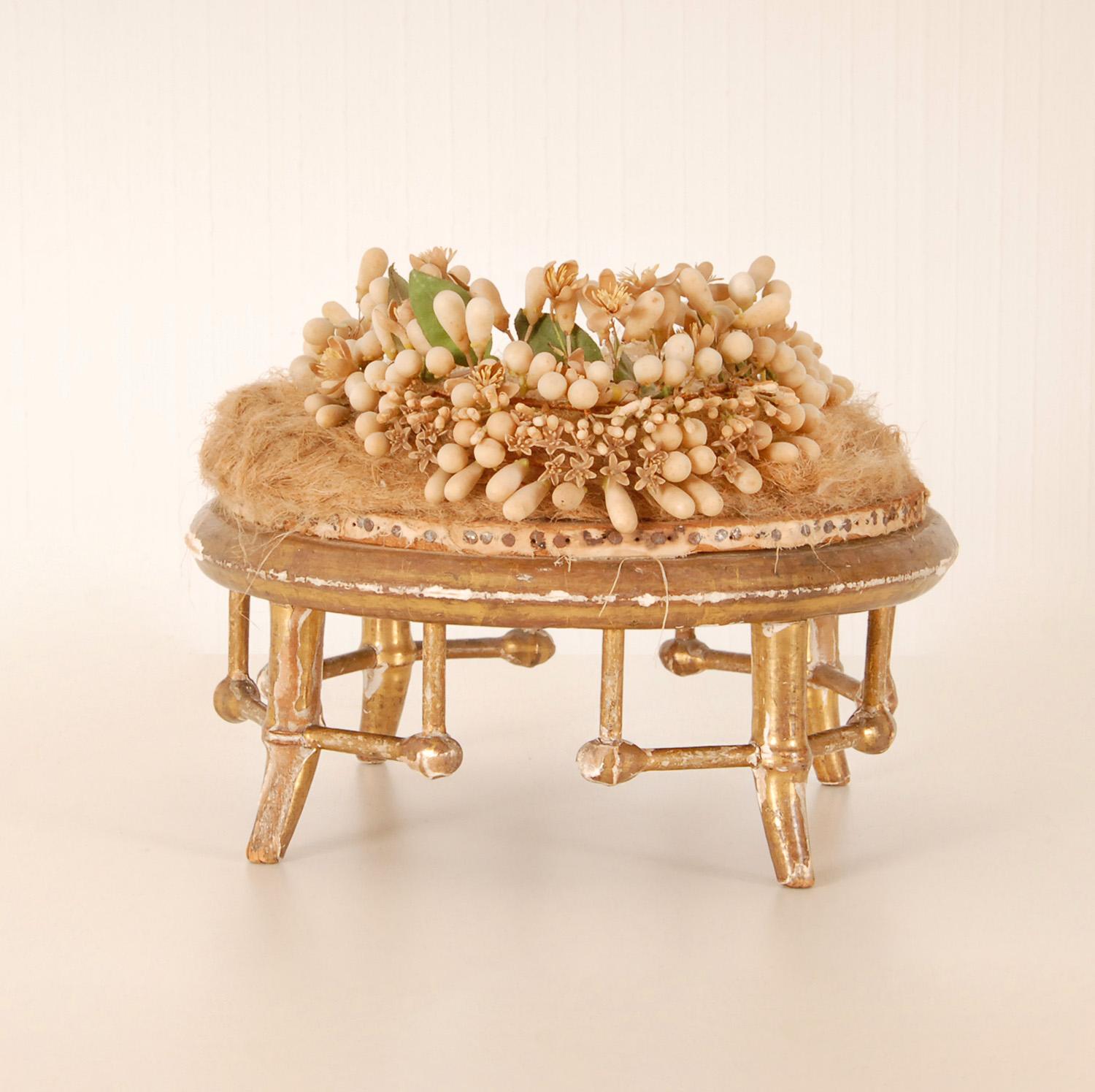 Couronne de mariage victorienne sur stand en bois doré en vente 5