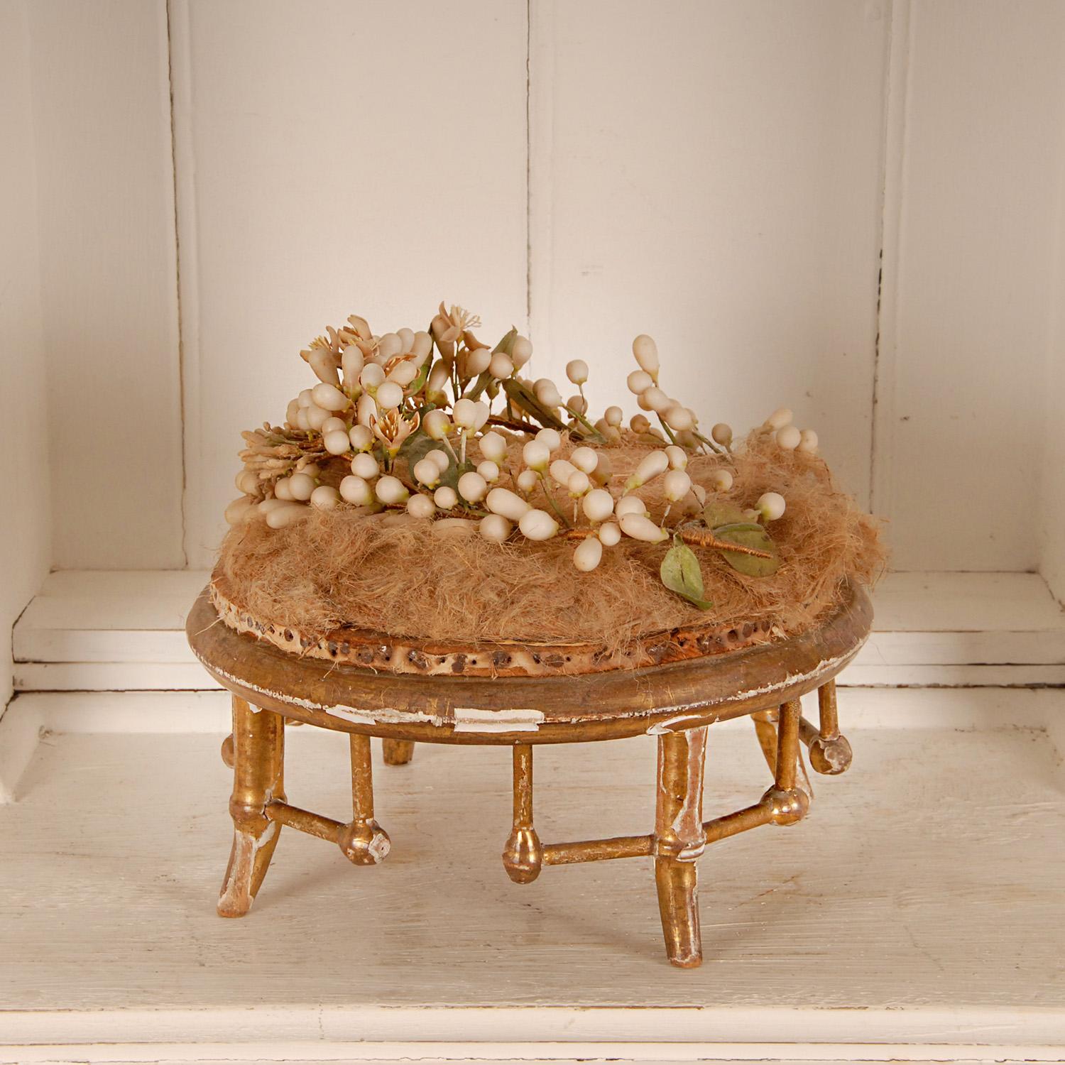 Französisch viktorianischen Braut Hochzeit Krone Handmade Tiara auf Giltwood Console Stand im Zustand „Gut“ im Angebot in Wommelgem, VAN