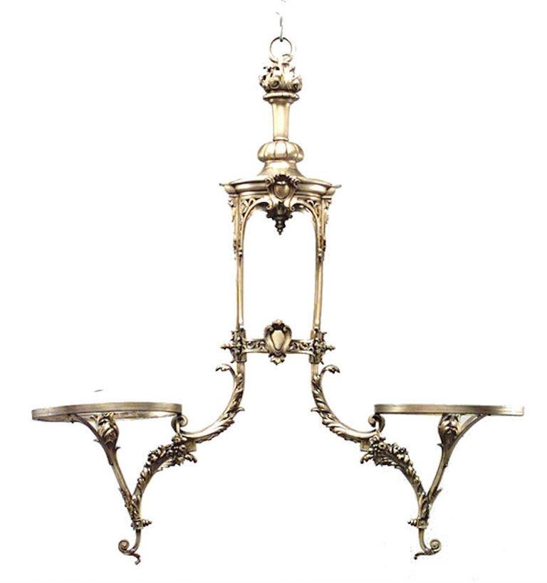 Luminaire de billard à 2 bras en bronze à volutes de style victorien français avec 2 abat-jour blancs.
