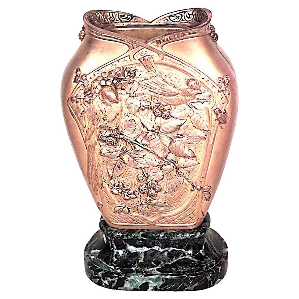 Jarrón francés de bronce del siglo XIX, obra de Louchet Ciseleur, con relieve floral en venta