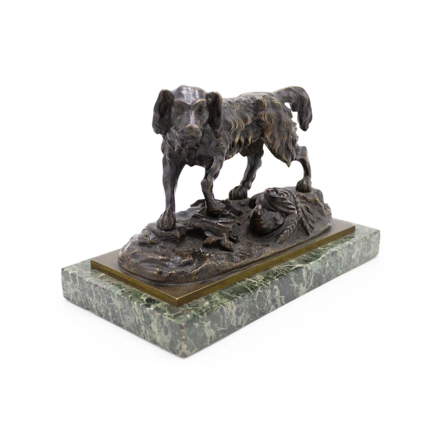 Figura victoriana francesa de bronce de perro con pájaro sobre base rectangular verde