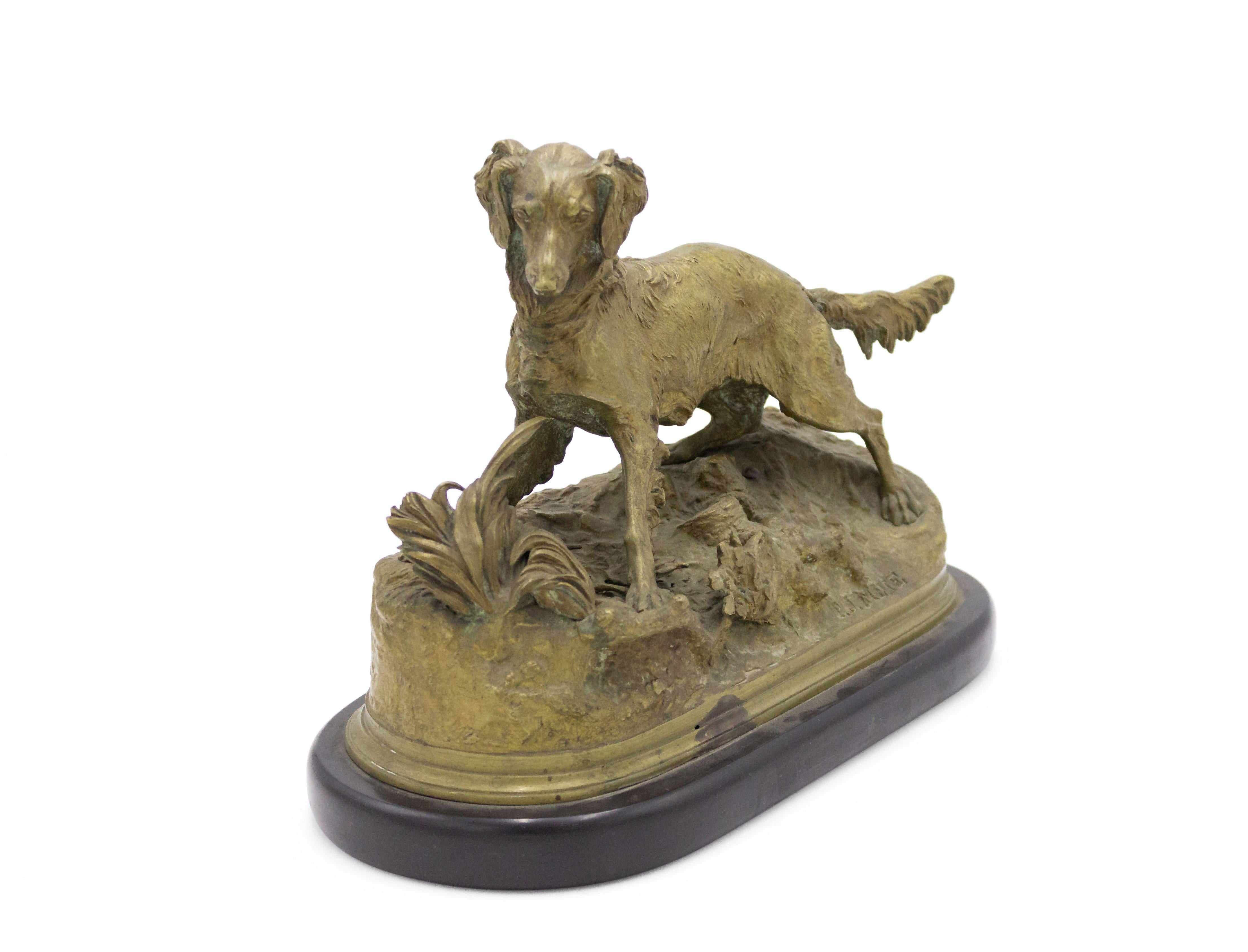 Französische viktorianische Bronze-Hundefigur auf einem ovalen Marmorsockel im Zustand „Gut“ im Angebot in New York, NY
