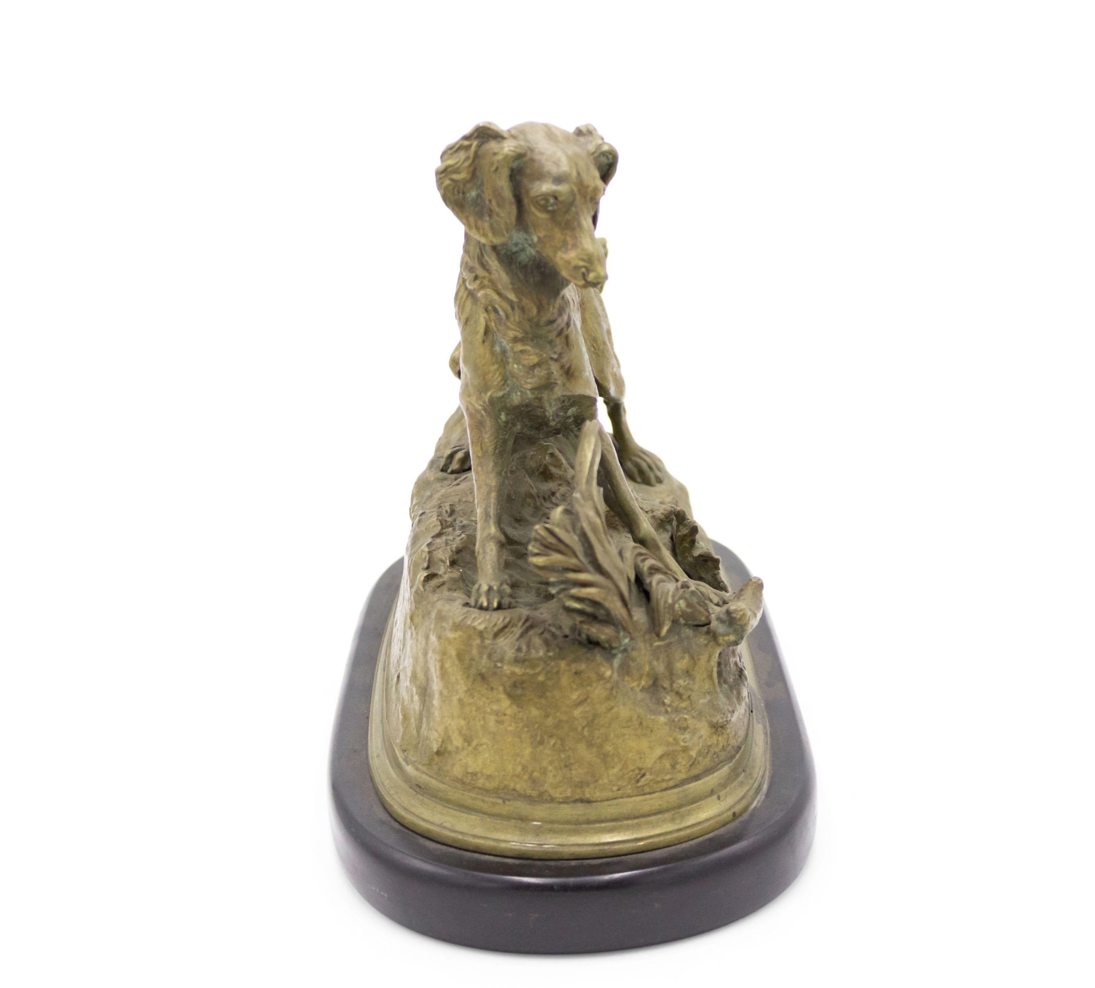 Französische viktorianische Bronze-Hundefigur auf einem ovalen Marmorsockel (19. Jahrhundert) im Angebot