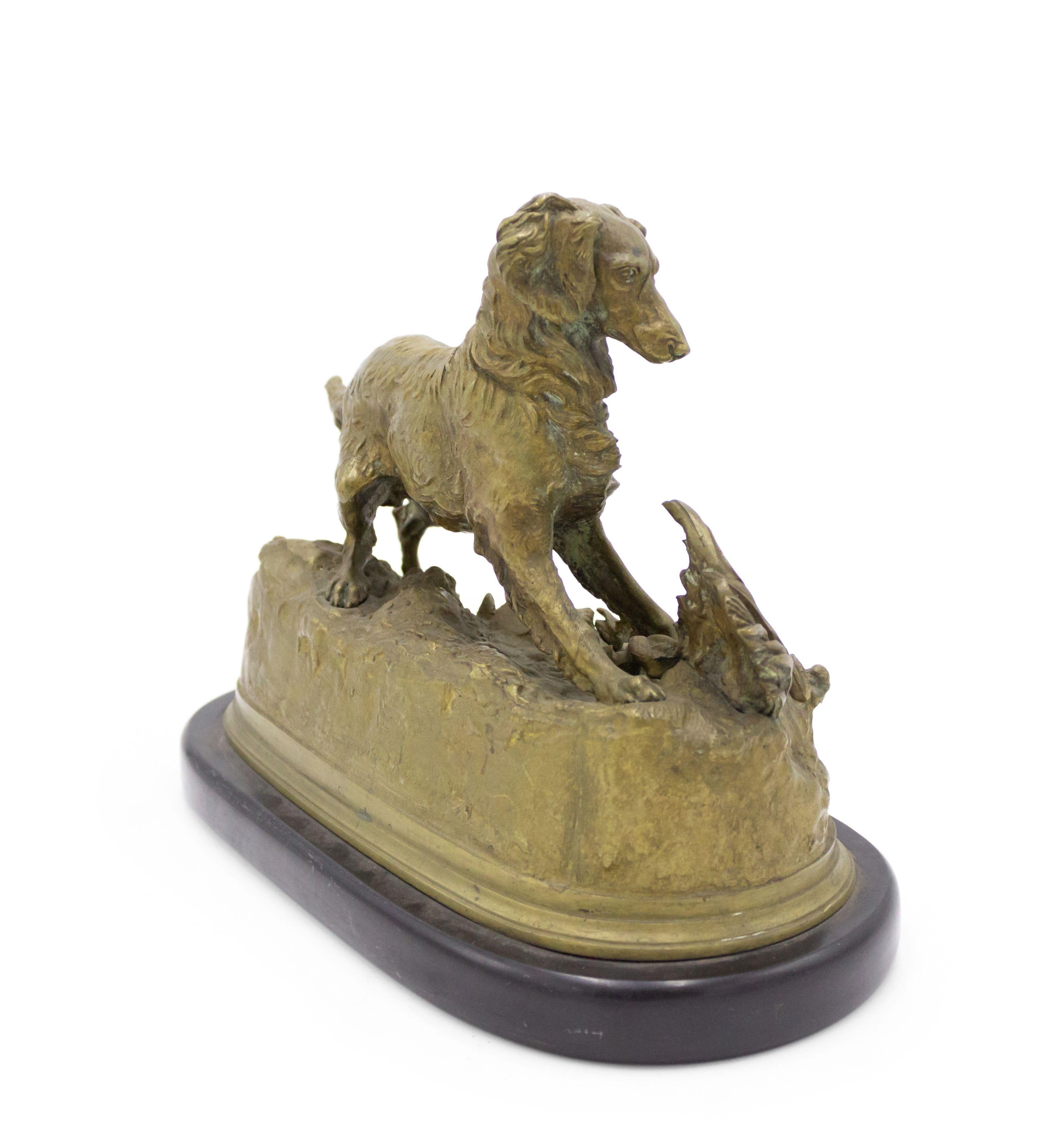 Französische viktorianische Bronze-Hundefigur auf einem ovalen Marmorsockel im Angebot 1