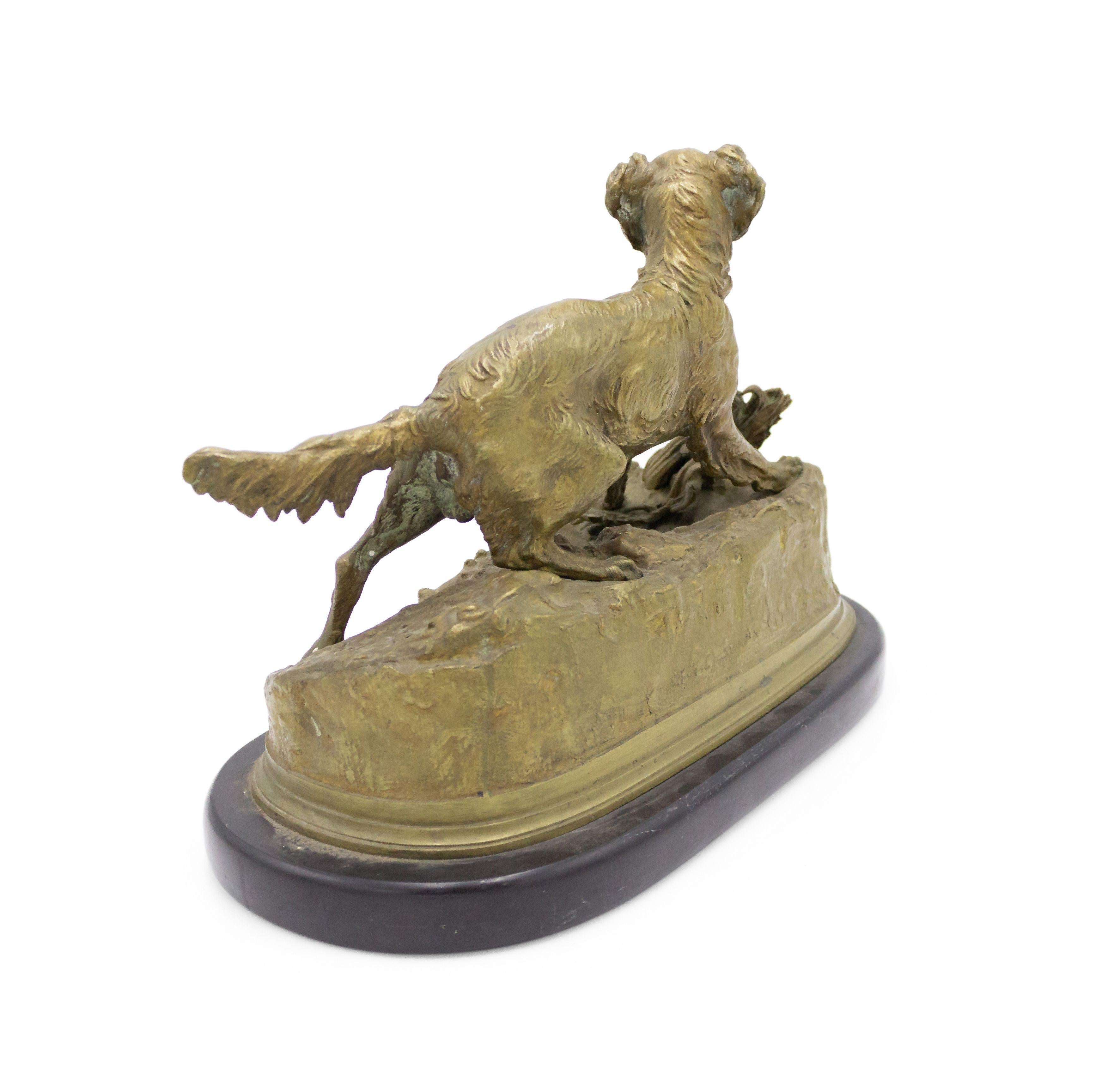 Französische viktorianische Bronze-Hundefigur auf einem ovalen Marmorsockel im Angebot 3