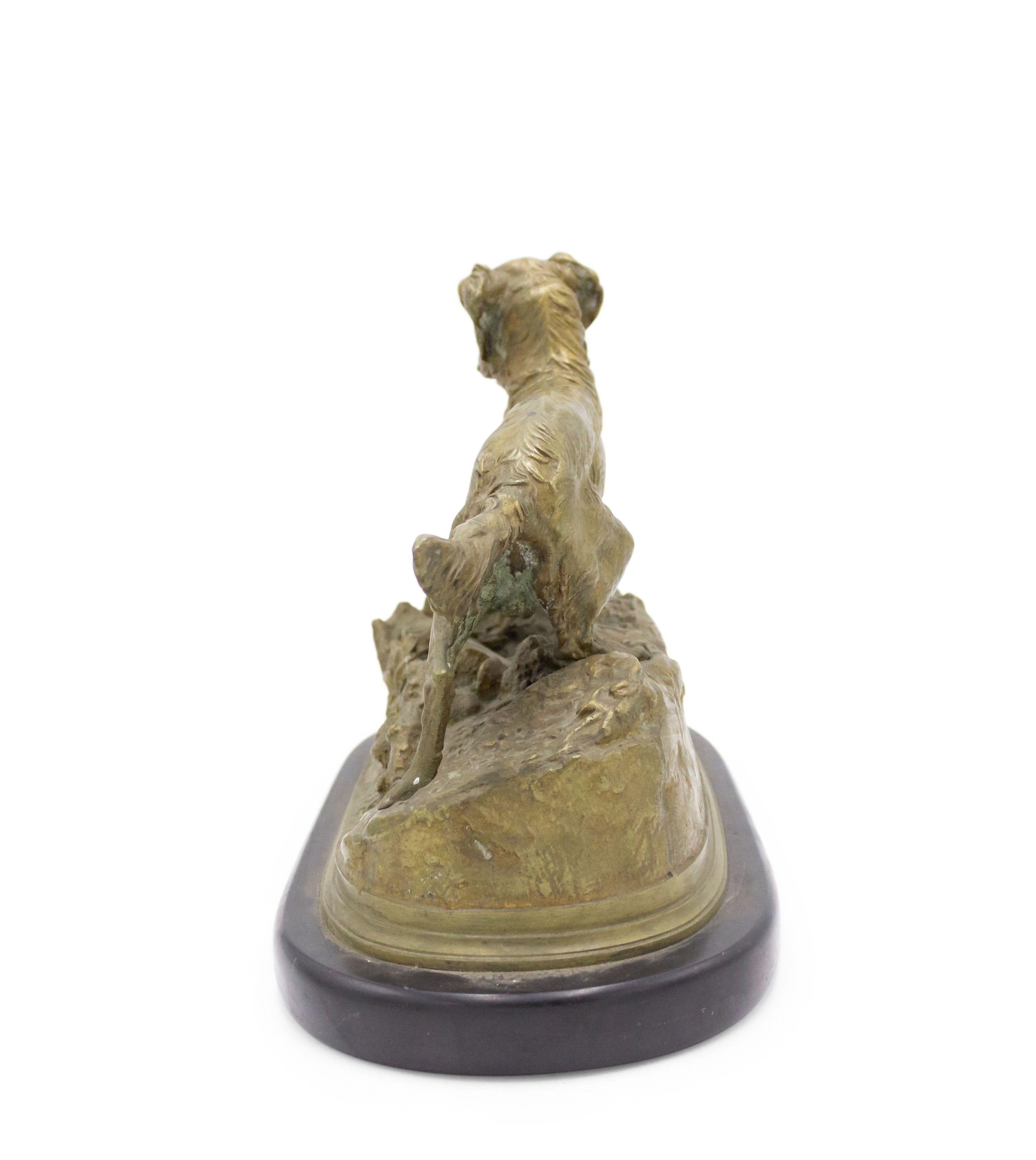Französische viktorianische Bronze-Hundefigur auf einem ovalen Marmorsockel im Angebot 4