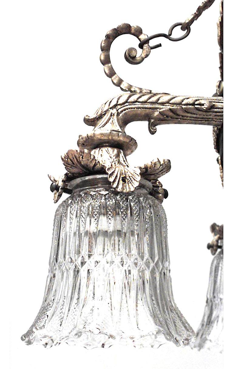 Lampadario vittoriano francese con base a ciotola in bronzo dorato e cristallo tagliato, con design a ghirlanda e supporto a link con 5 paralumi in vetro tagliato.
