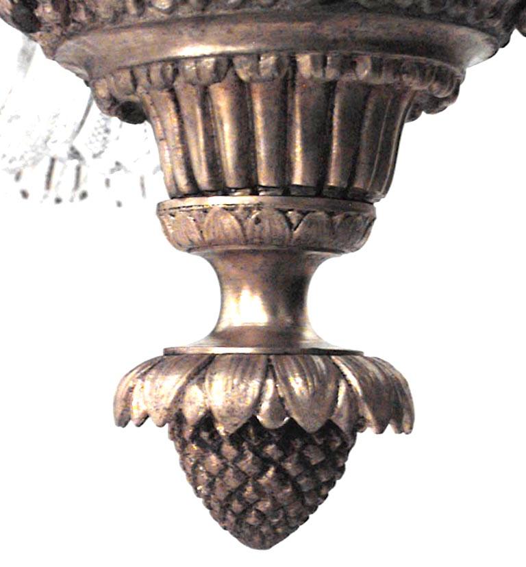 Französischviktorianischer Dore- und Kristallschalen-Kronleuchter aus Bronze im Zustand „Gut“ im Angebot in New York, NY