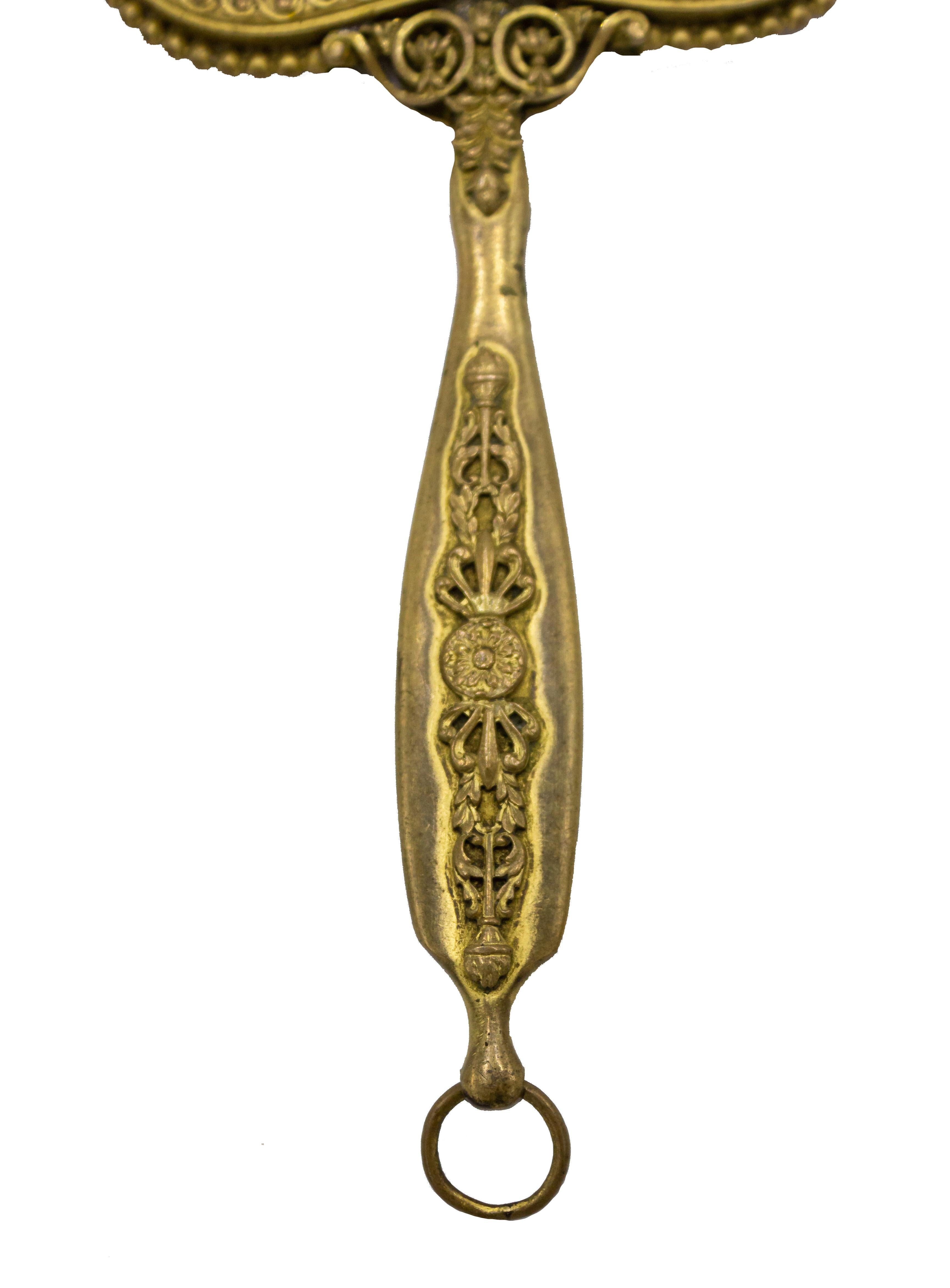Miroir à main en bronze doré de l'époque victorienne, avec un portrait miniature signé d'une dame au dos, avec des reflets turquoise. (Remarque : la décoloration n'est pas un reflet et fait partie du miroir)