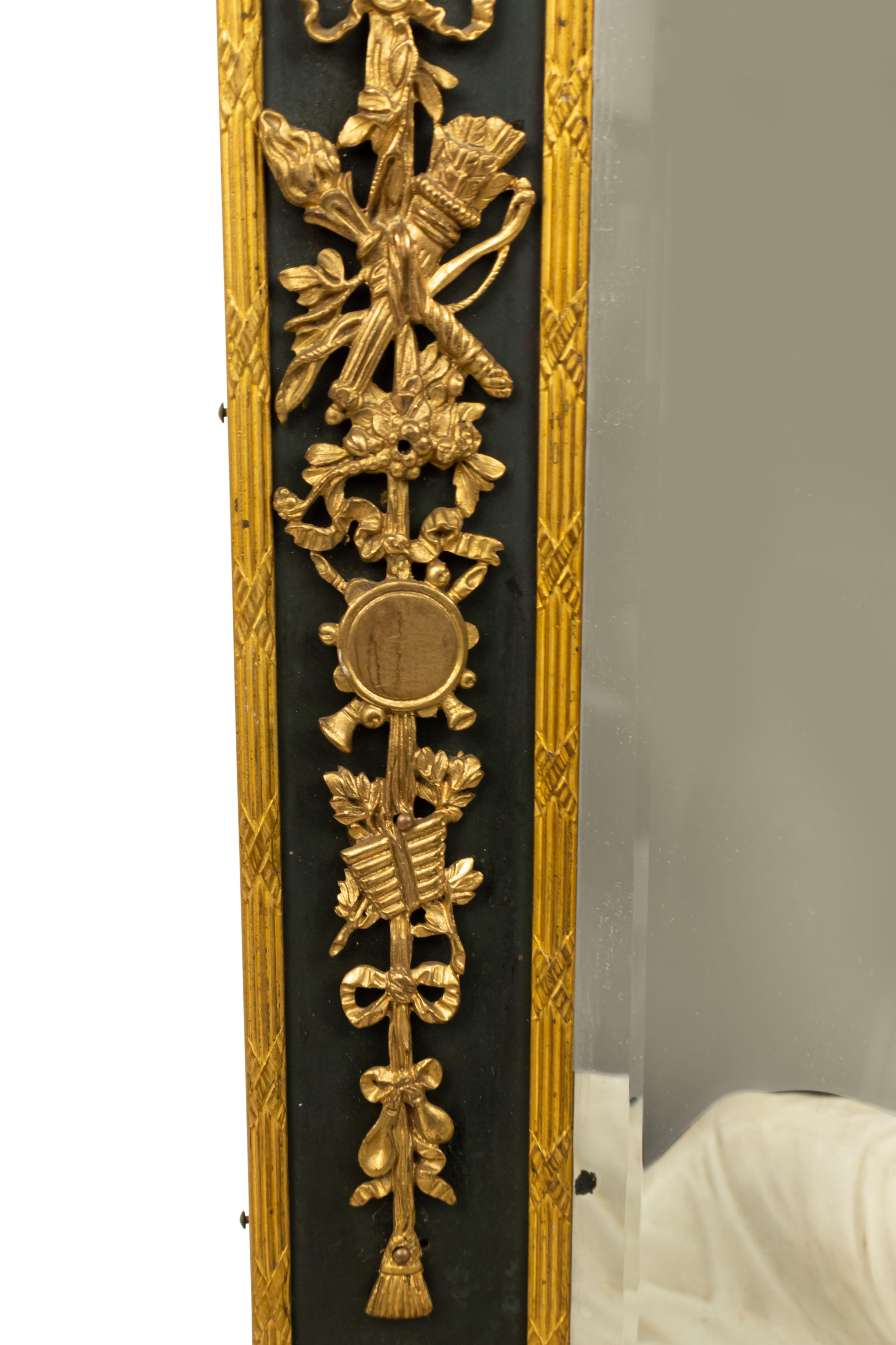 Französischer viktorianischer Bronze-Doré-Spiegel mit gewölbtem Oberteil und klassischer weißer Parian-Dame im Liegen.
 
