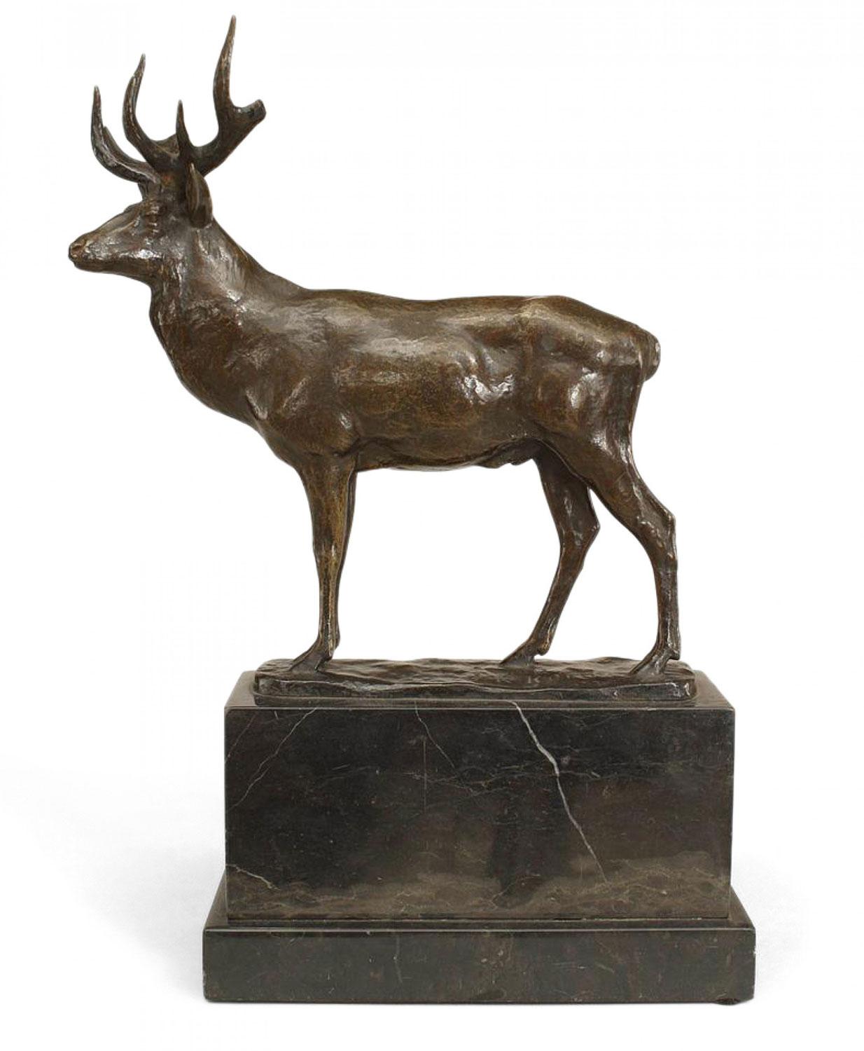 Figura vittoriana francese in bronzo di cervo con corna su base rettangolare in marmo nero (firmata R. KORN)